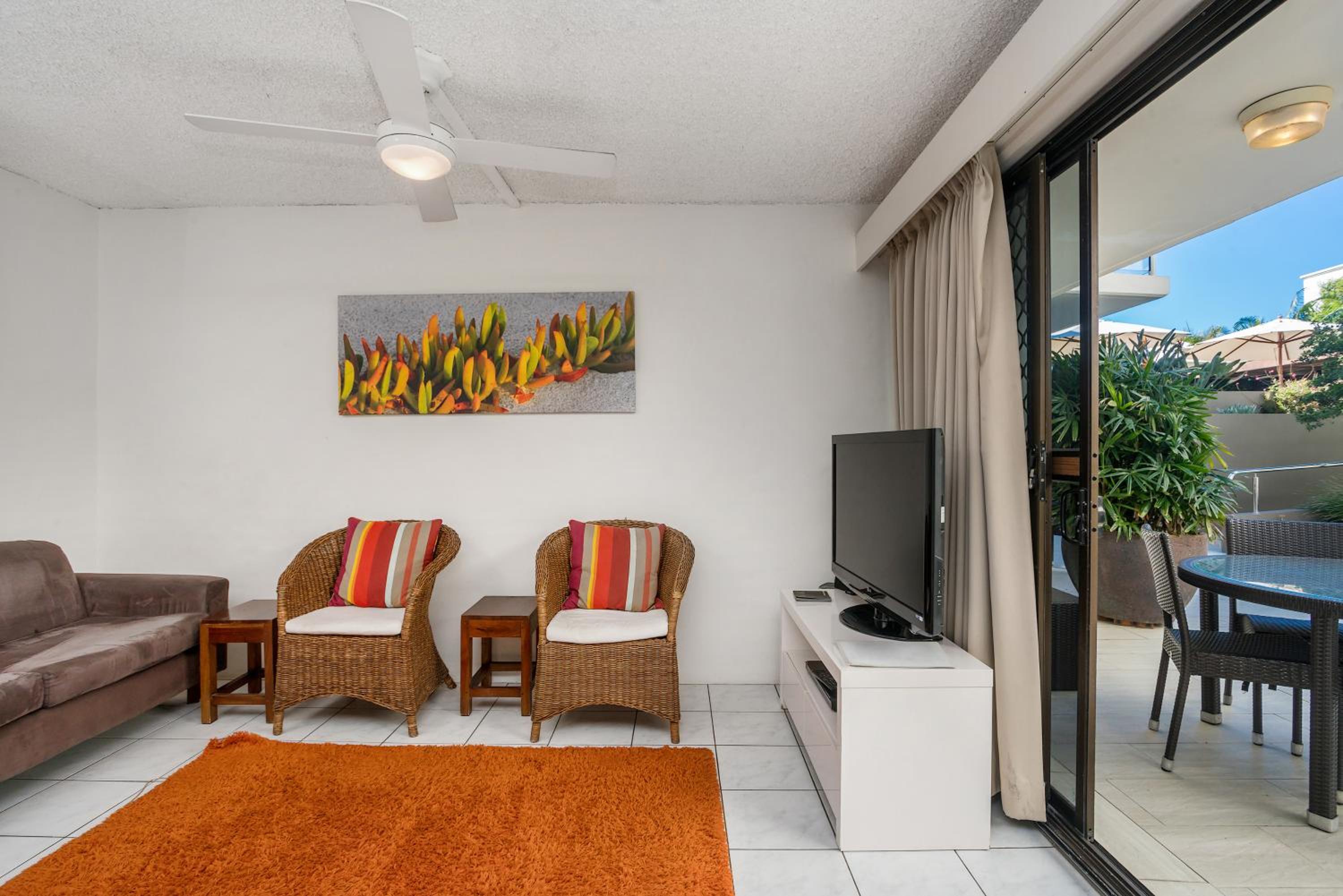 Budget Two- Bedroom Apartment  photo 2