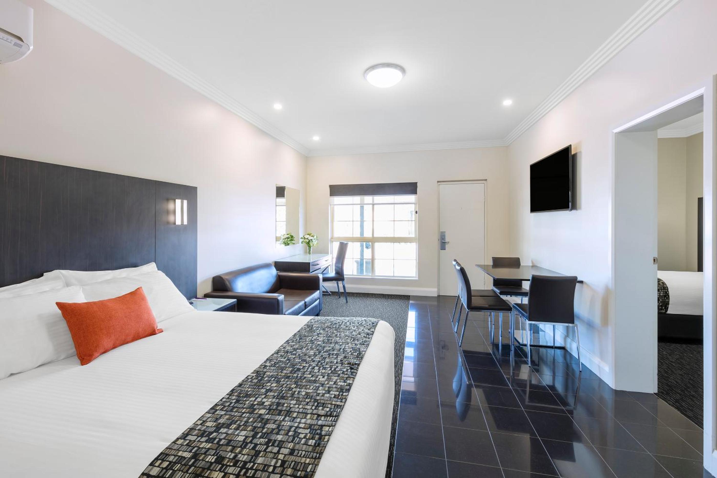 One Bedroom Apartment - Photo 2
