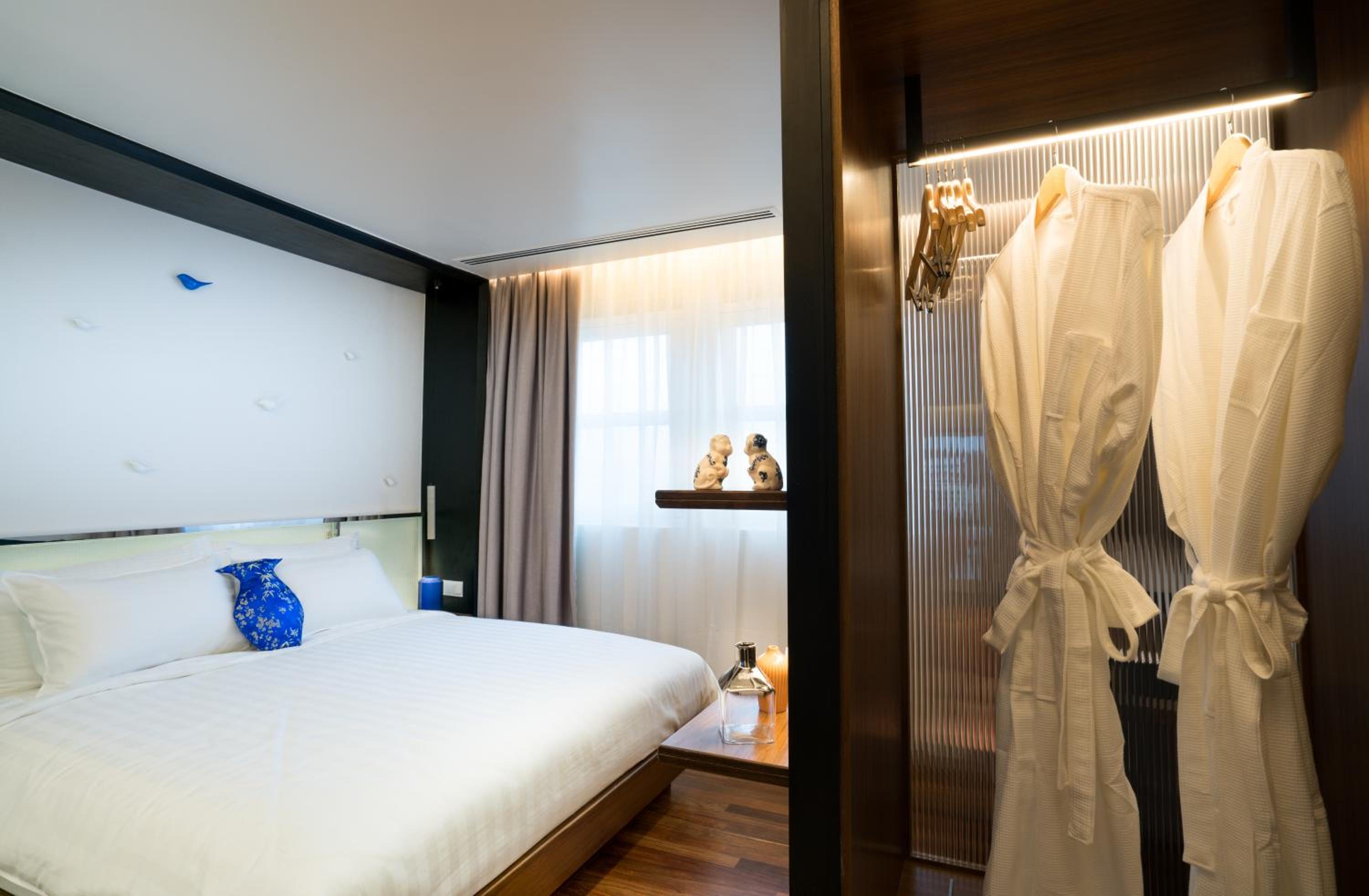 Charming King Room - Photo 4