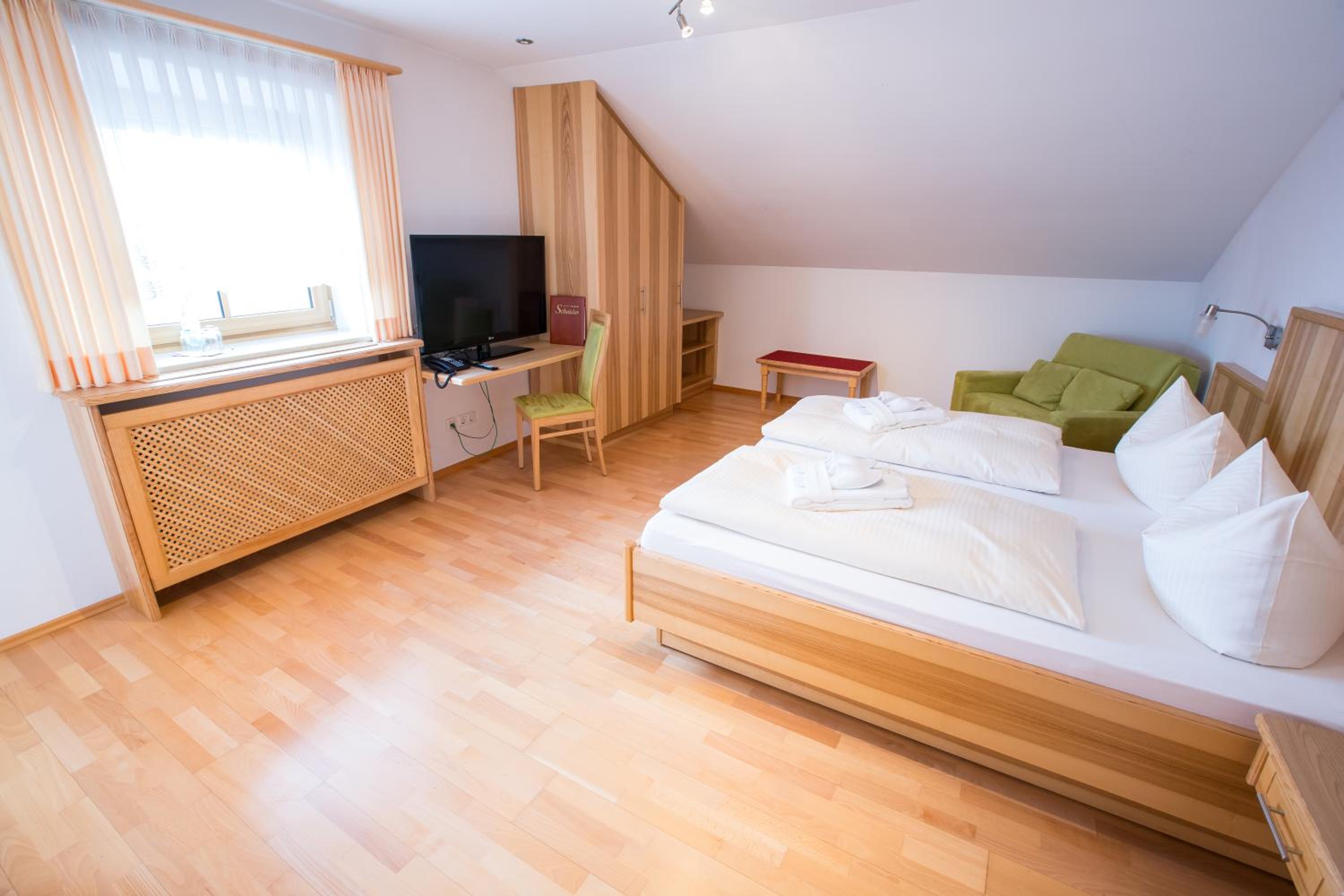 Large Double Room - Photo 9