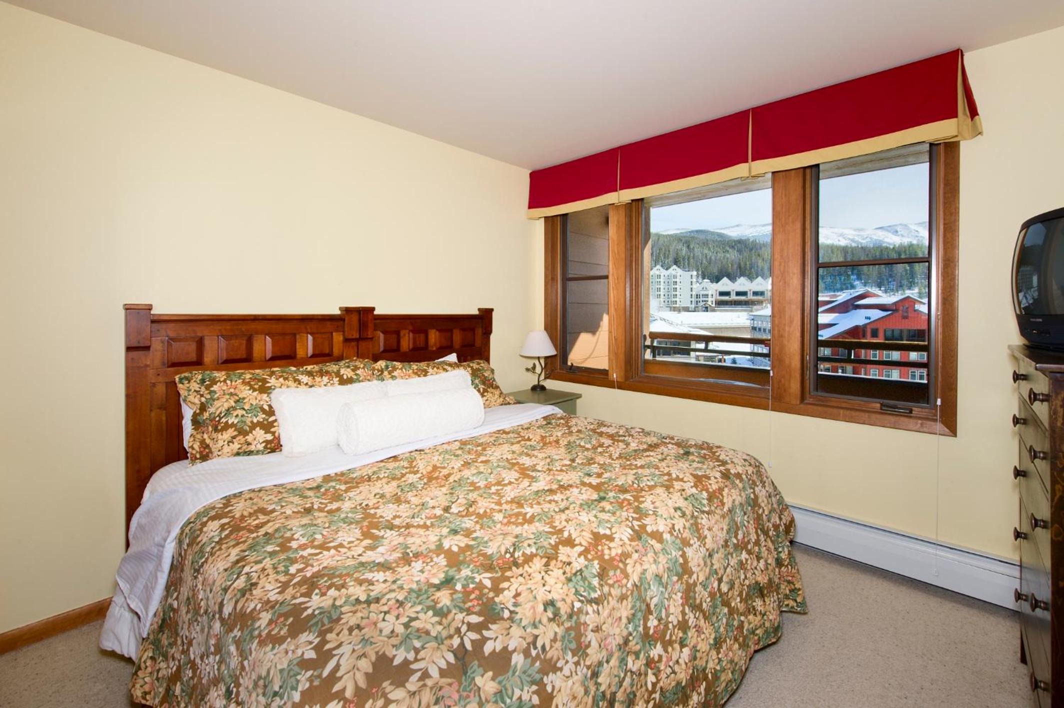 Deluxe One-Bedroom Apartment - Photo 1