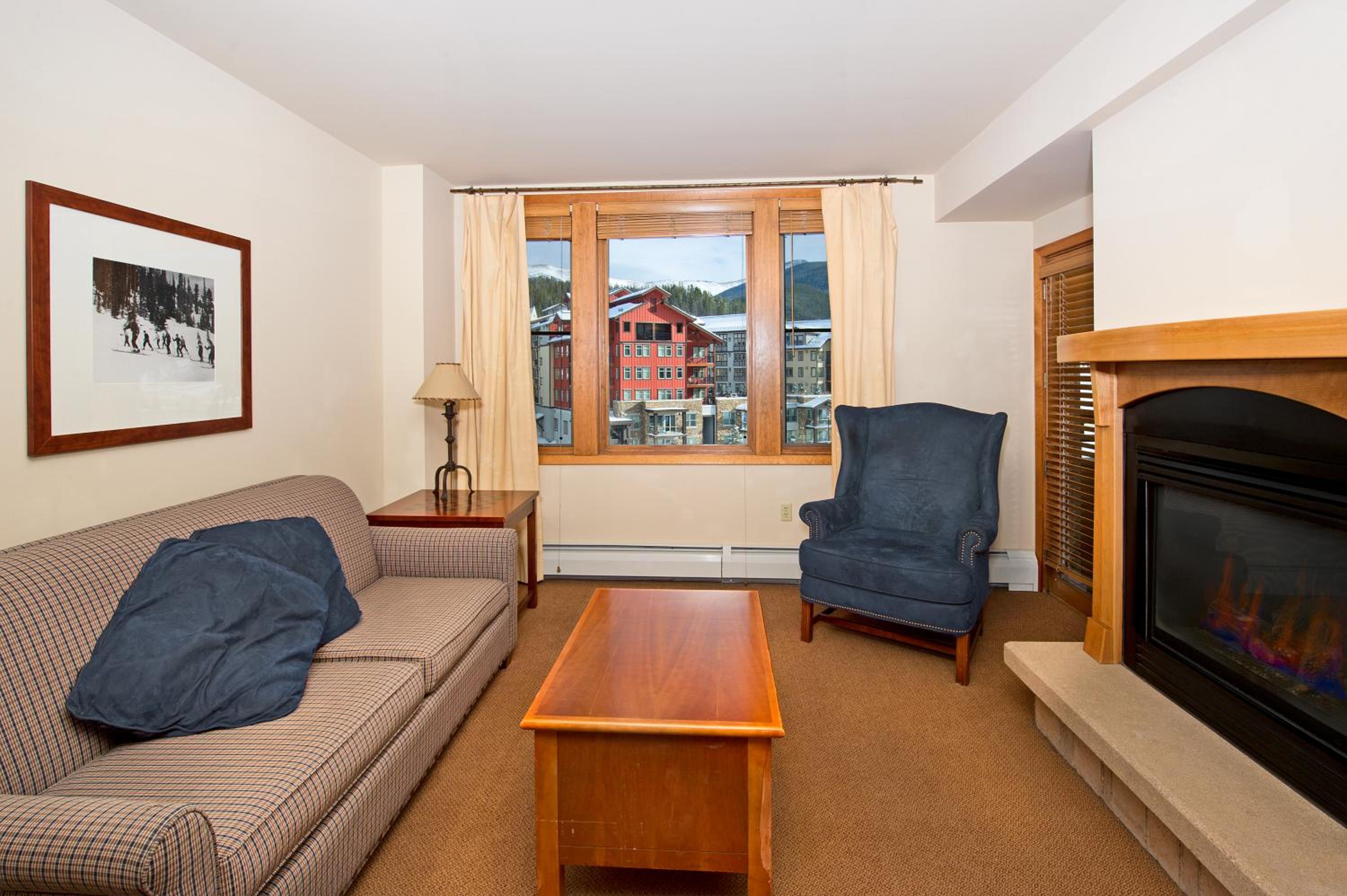 Standard One-Bedroom Apartment - Photo 2