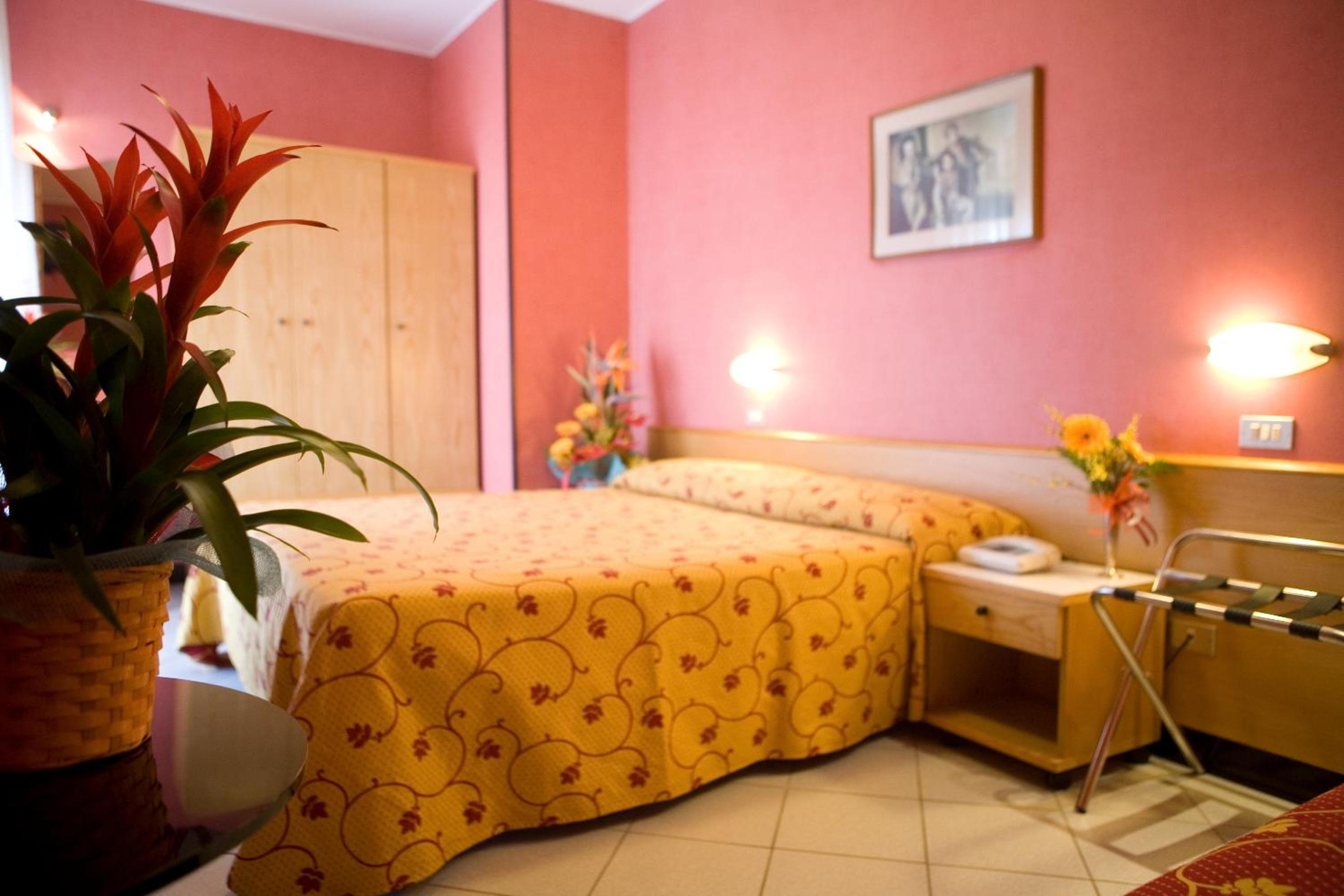 Standard Double or Twin Room - Photo 1
