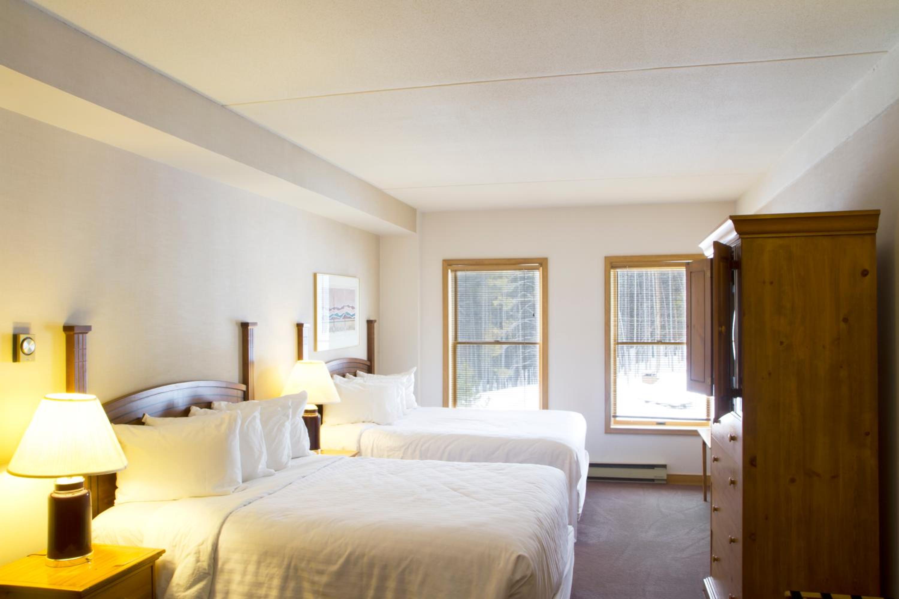 Queen Room with Two Queen Beds photo 2