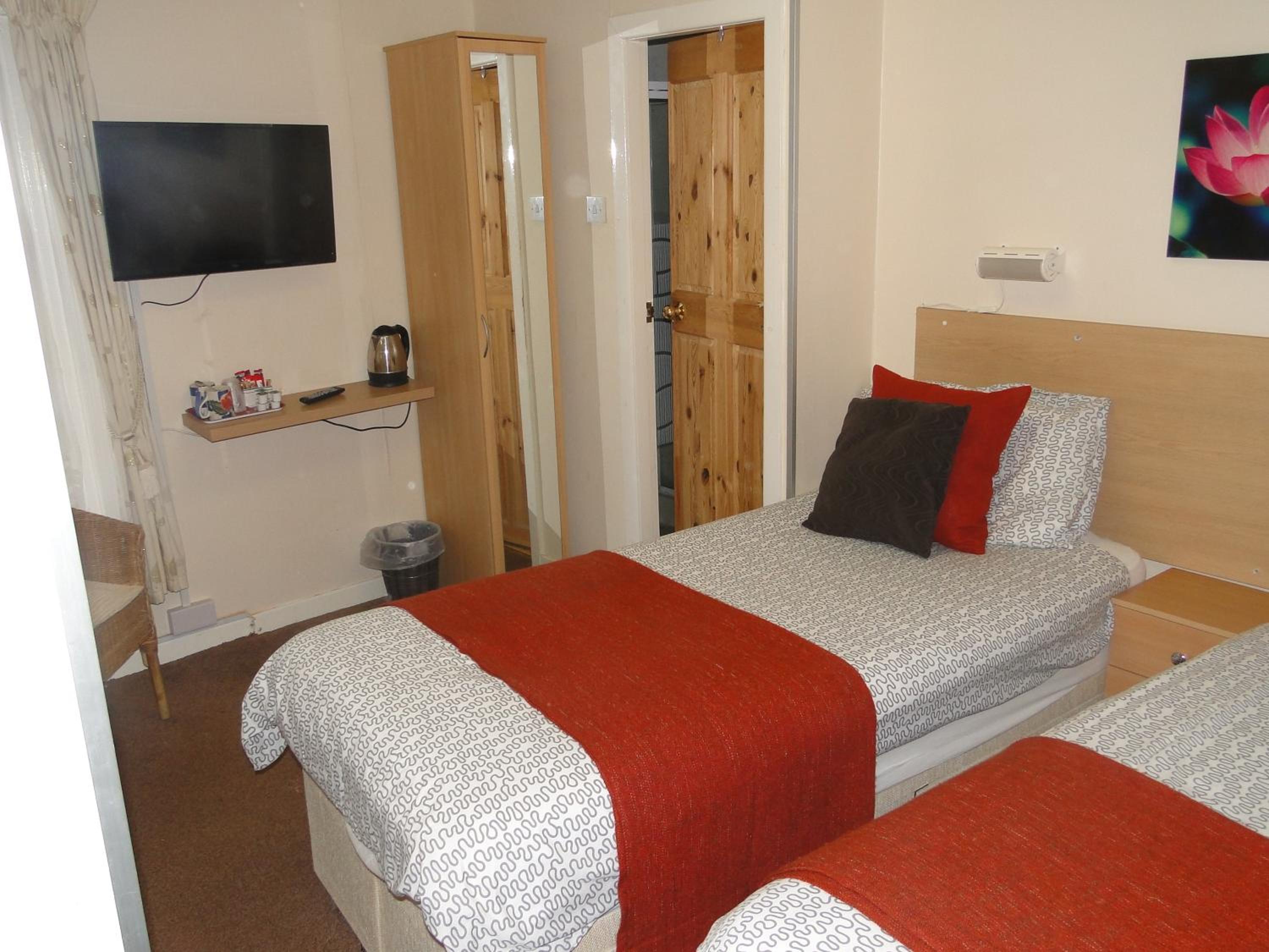 Twin Room - Photo 5