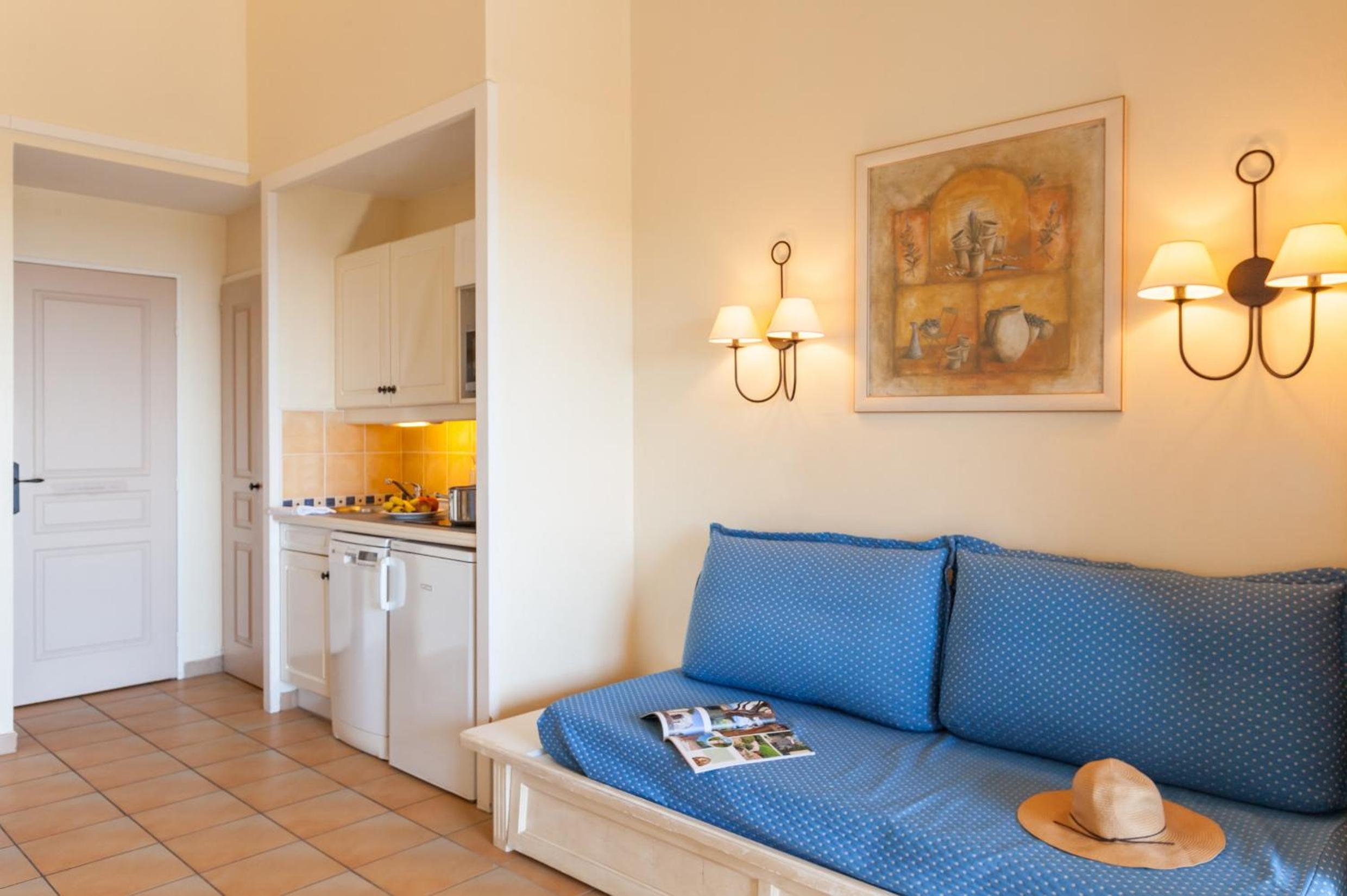 One-Bedroom Apartment with Sleeping Alcove, Air Conditioning and Terrace or Balcony (6 People)