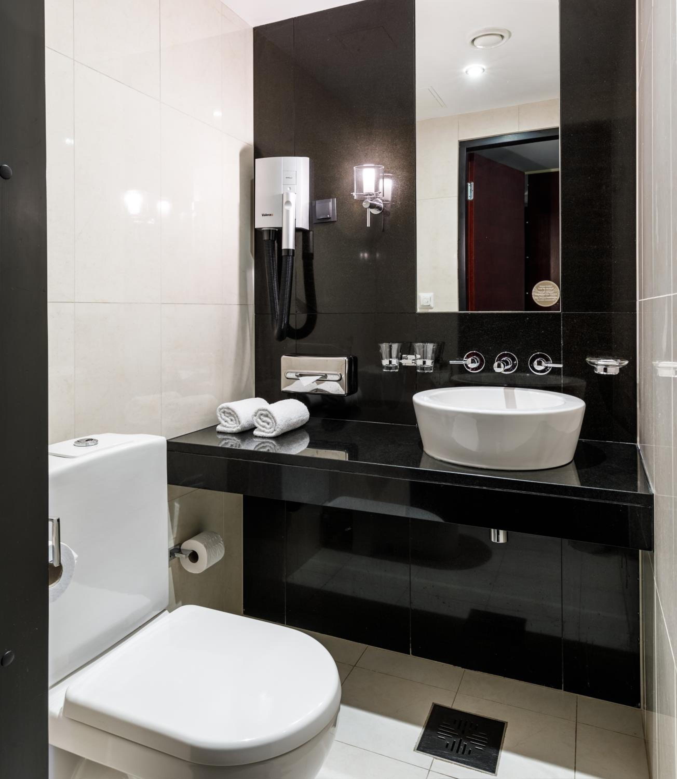 Double Room with Spa Access - Photo 4