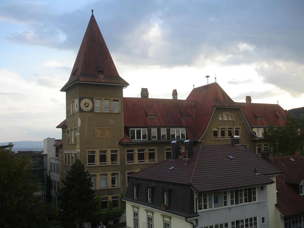 Apartment with Balcony - Photo 5