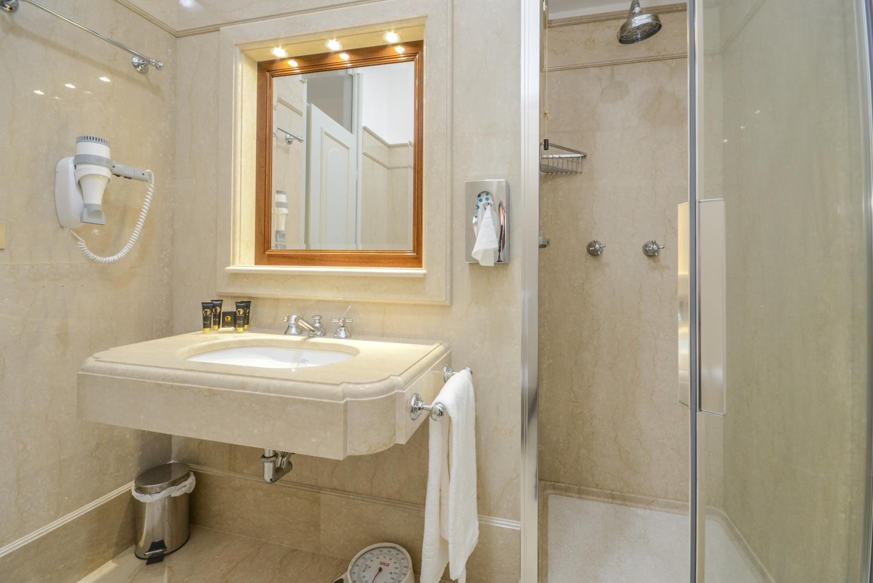 Standard Double Room - Photo 5