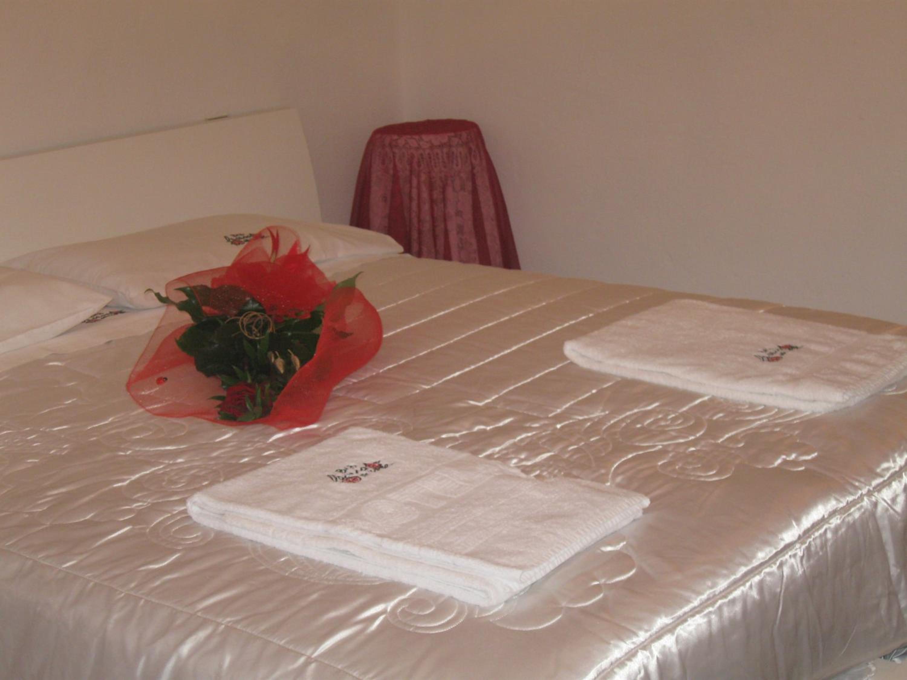 Double or Twin Room with Private Bathroom - Photo 11