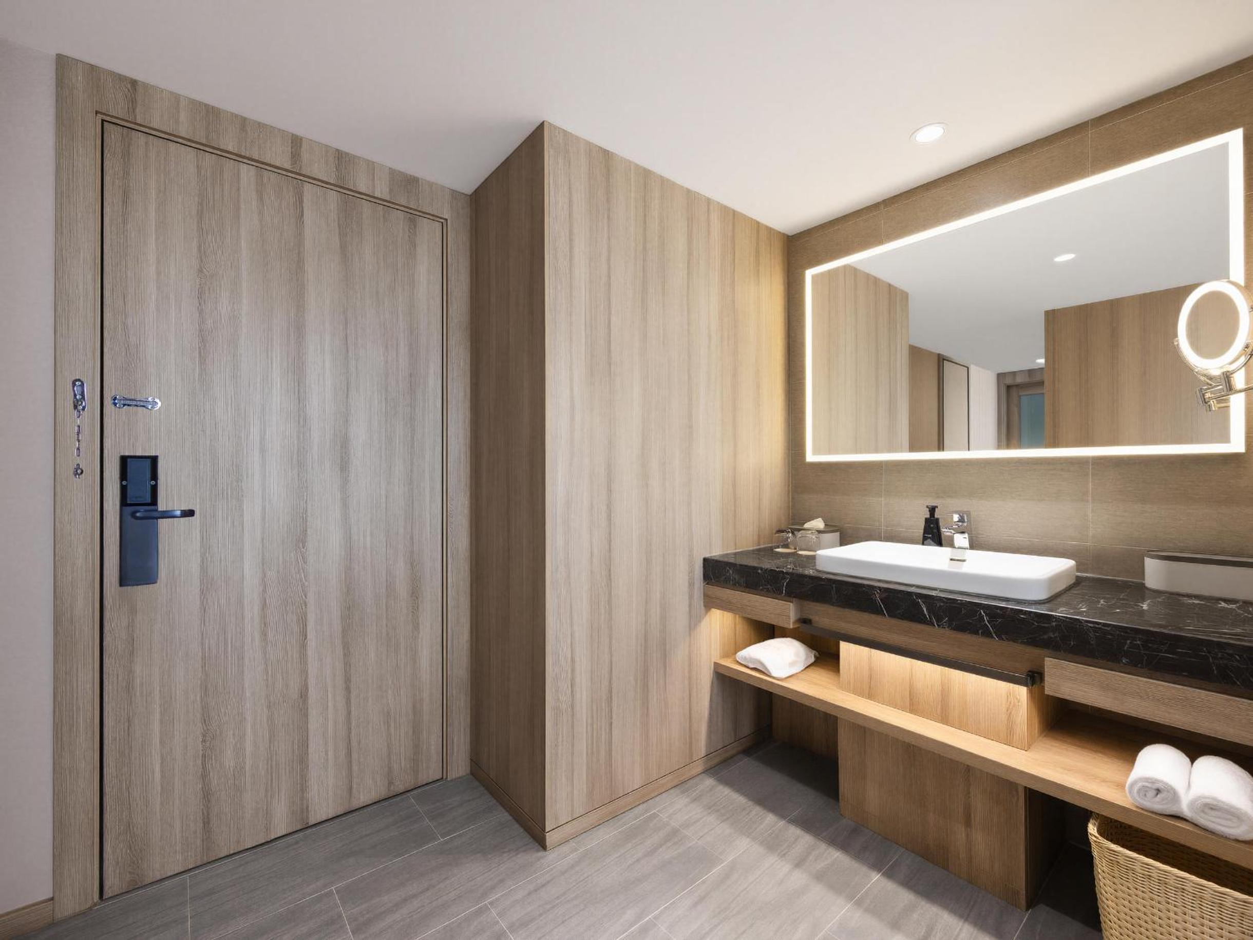 Deluxe Suite with City View