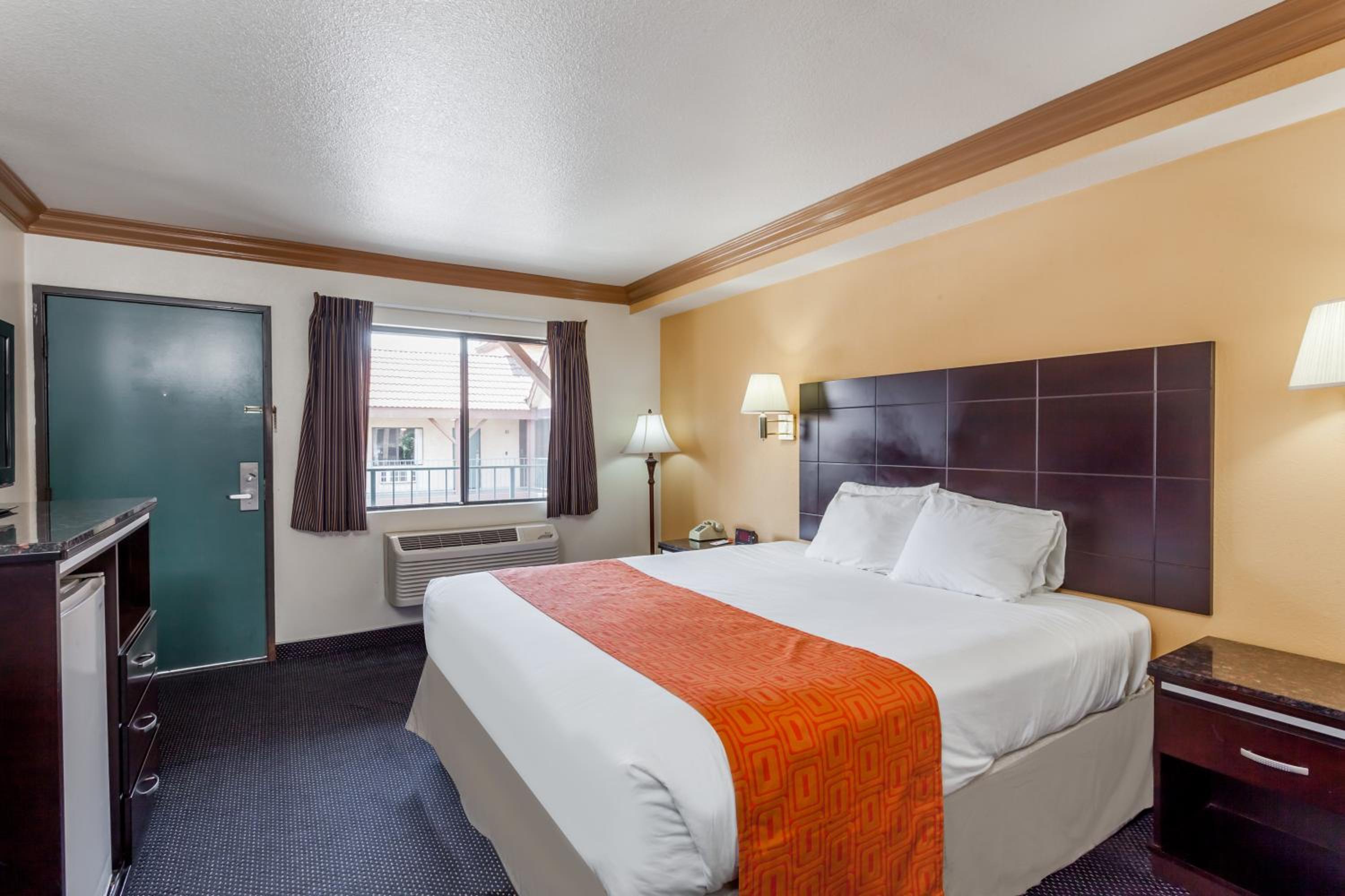 King Room - Non-Smoking - Photo 1