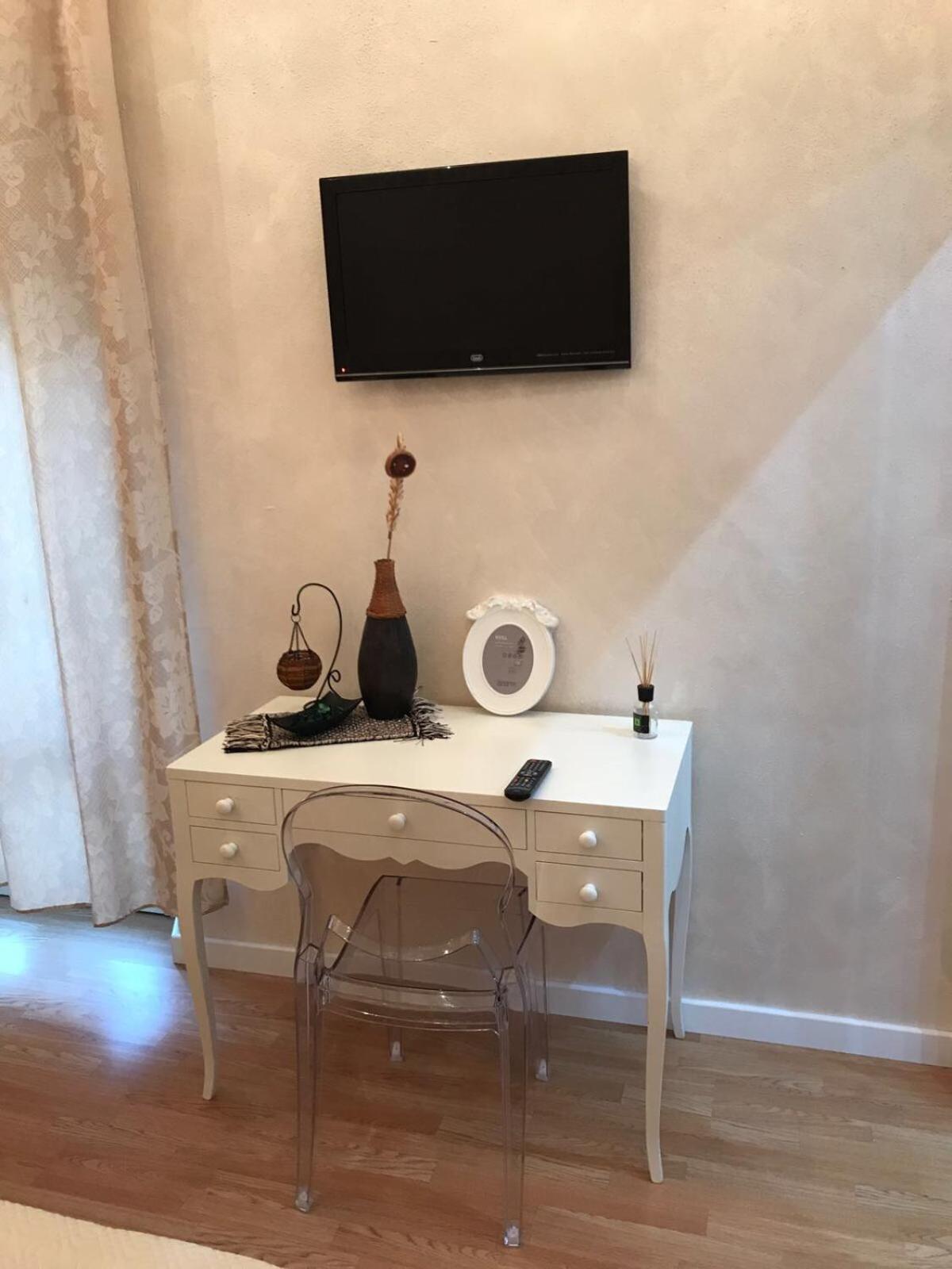 Family Room With Private Bathroom - Photo 7