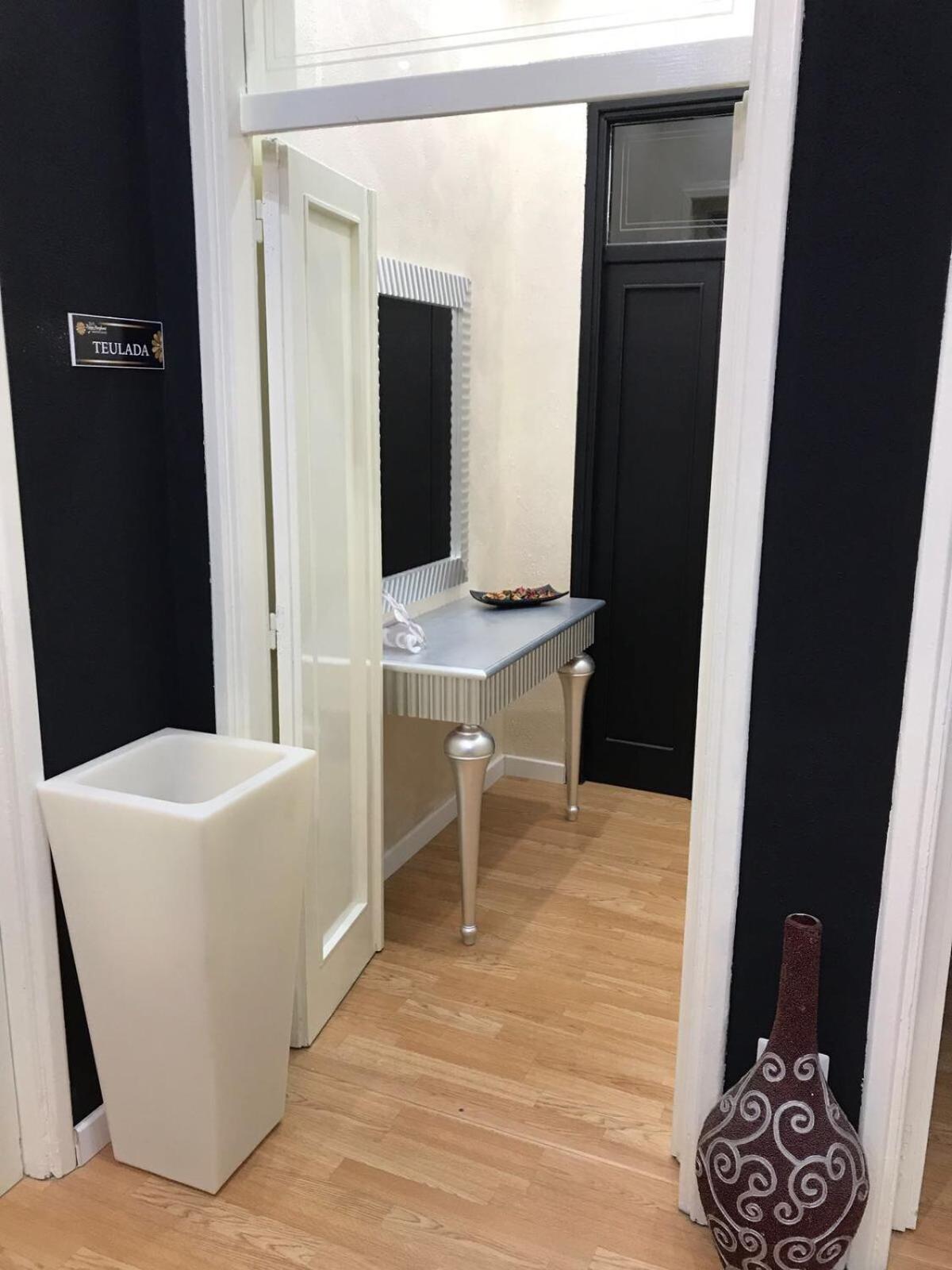 Family Room With Private Bathroom - Photo 8