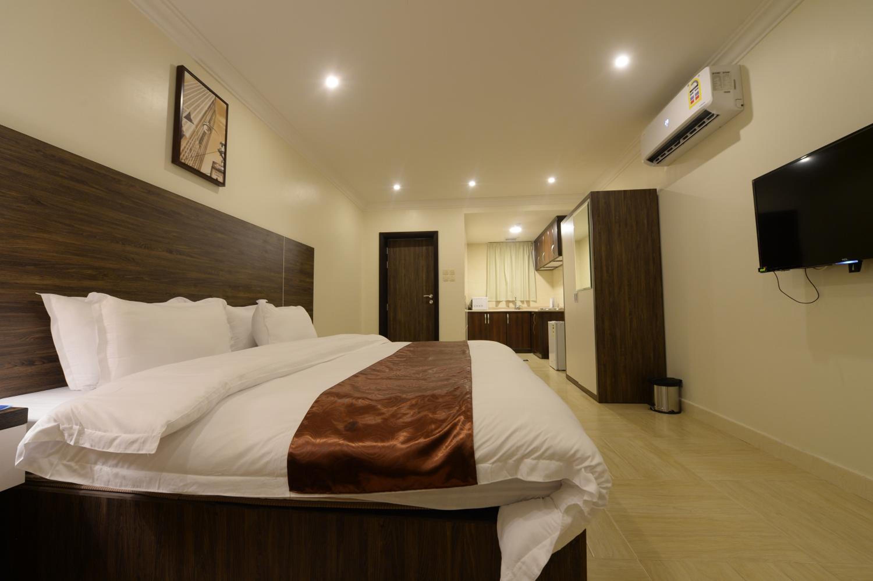 Deluxe Double Room (2 Adults + 1 Child) photo 3