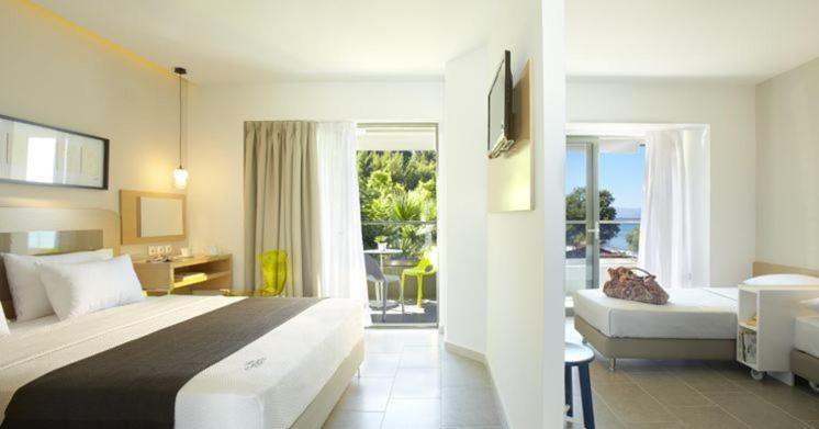 Deluxe Room with Side Sea View photo 2