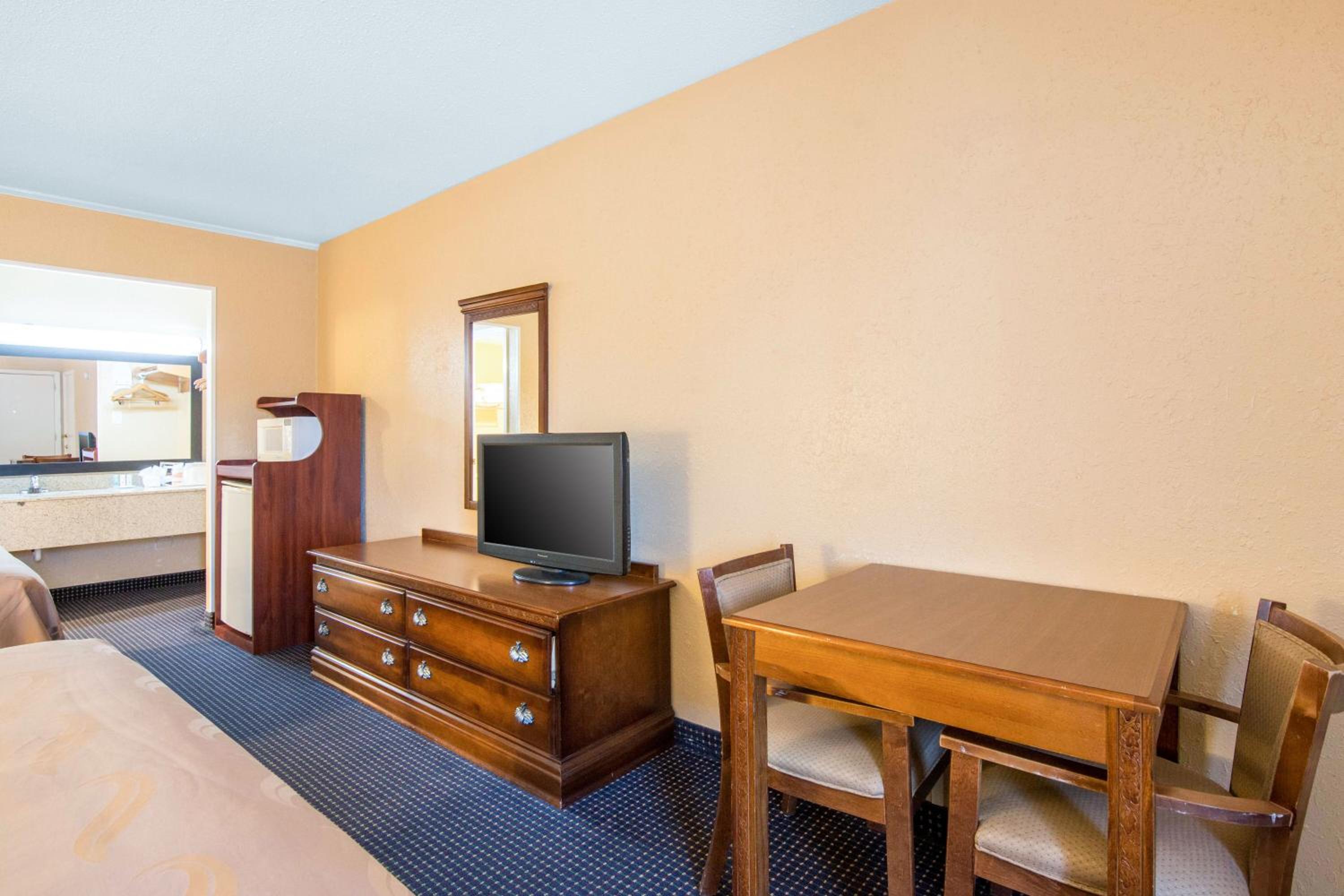 Queen Room with Two Queen Beds - Non-Smoking photo 1