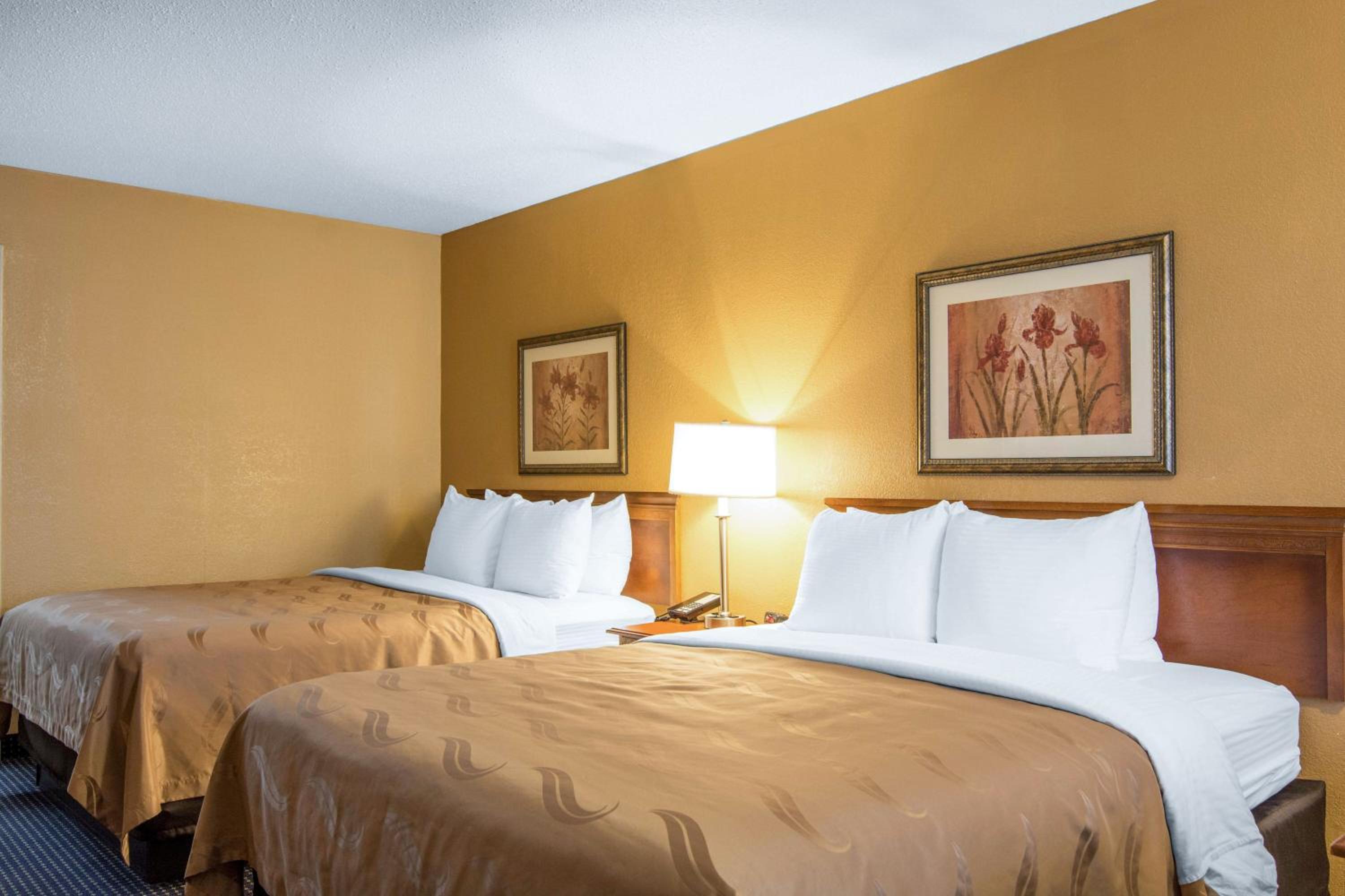 Queen Room with Two Queen Beds - Non-Smoking photo 2