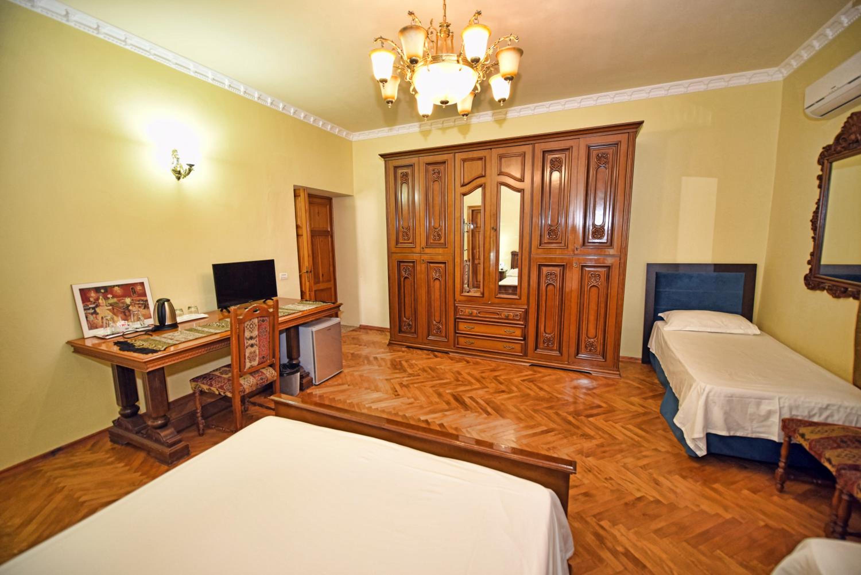 Superior Family Room photo 1