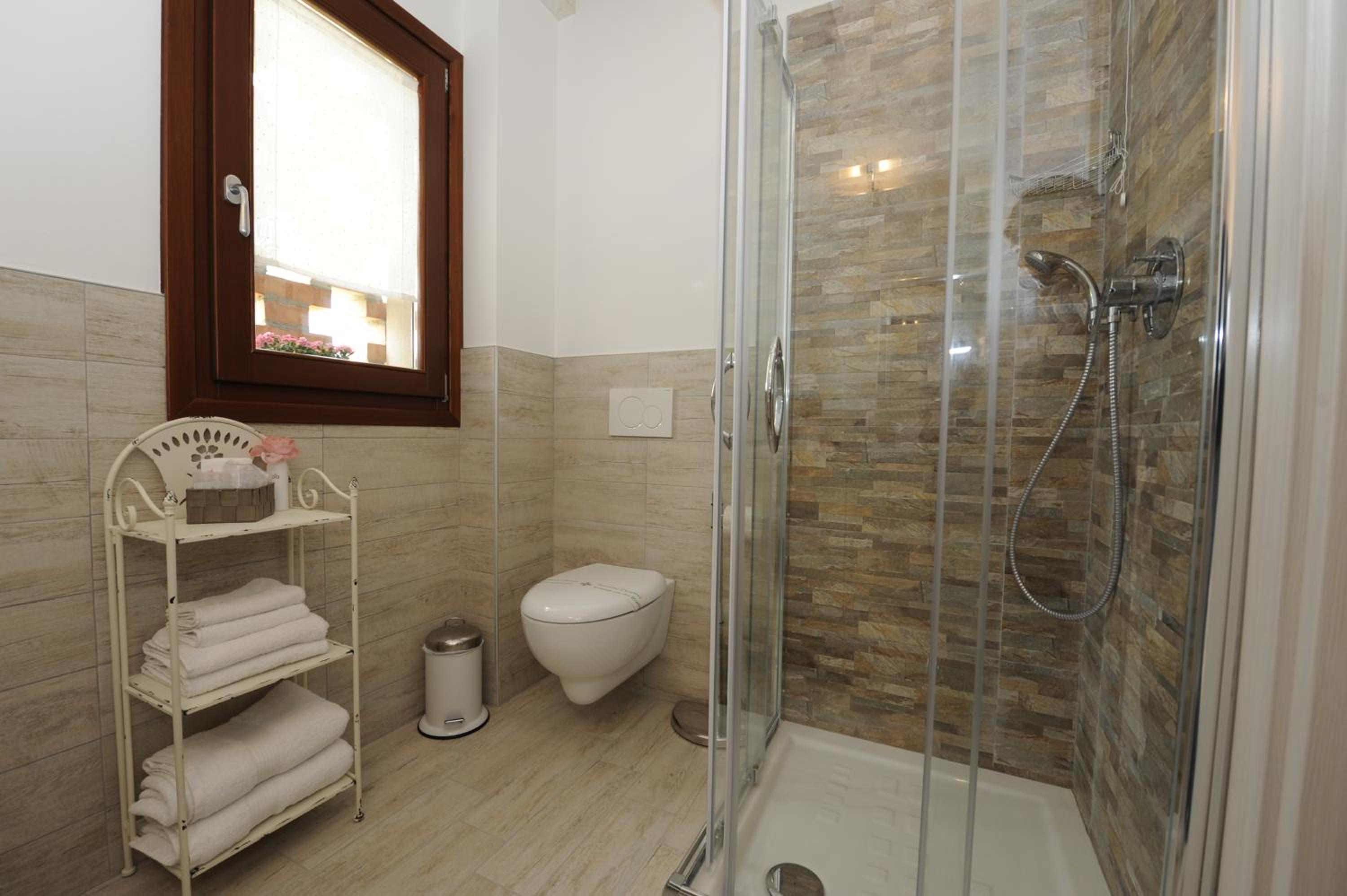 Double or Twin Room with Private Bathroom photo 3