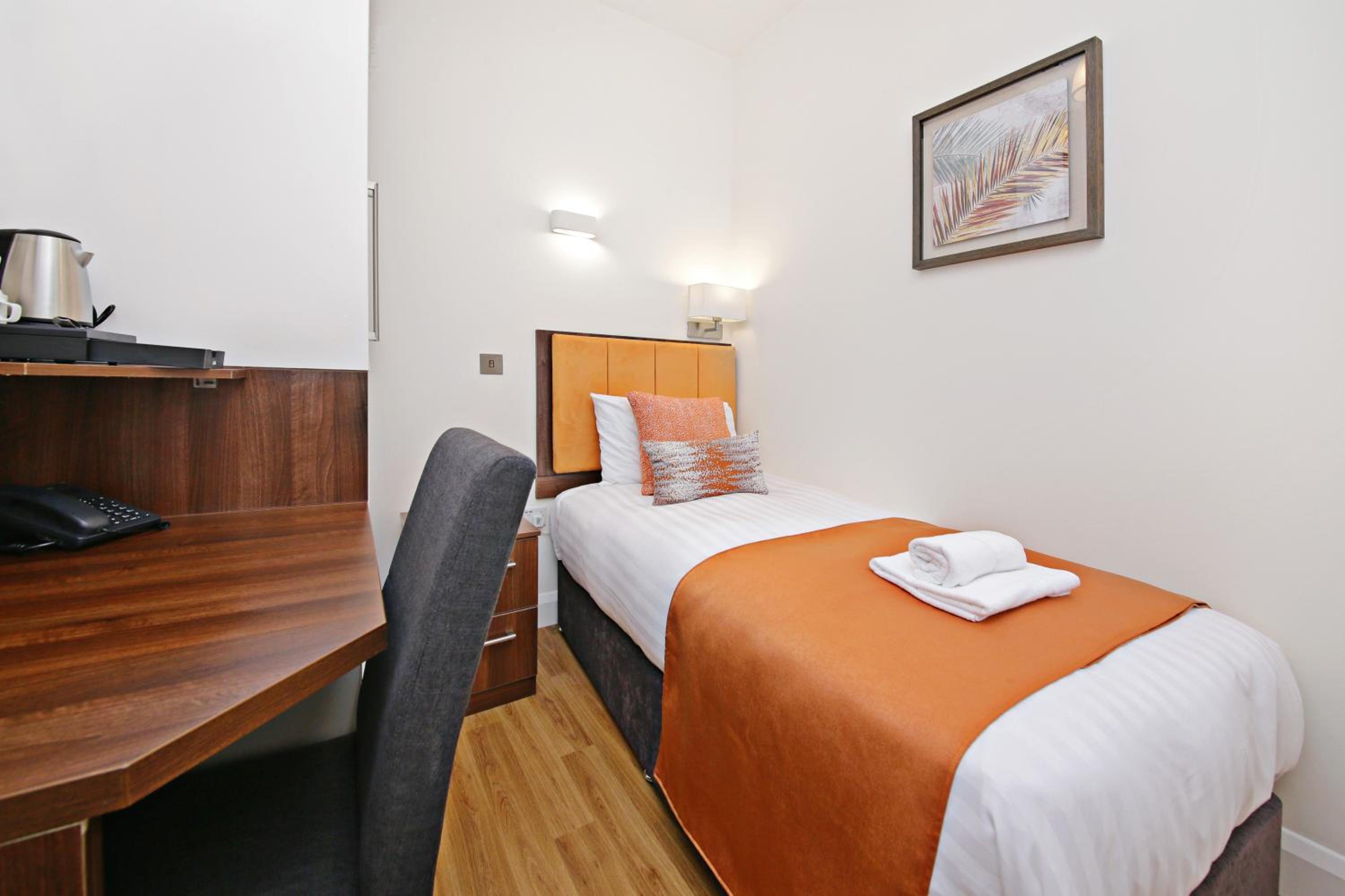 Classic Single Room with En-Suite Toilet and Shared Shower photo 3