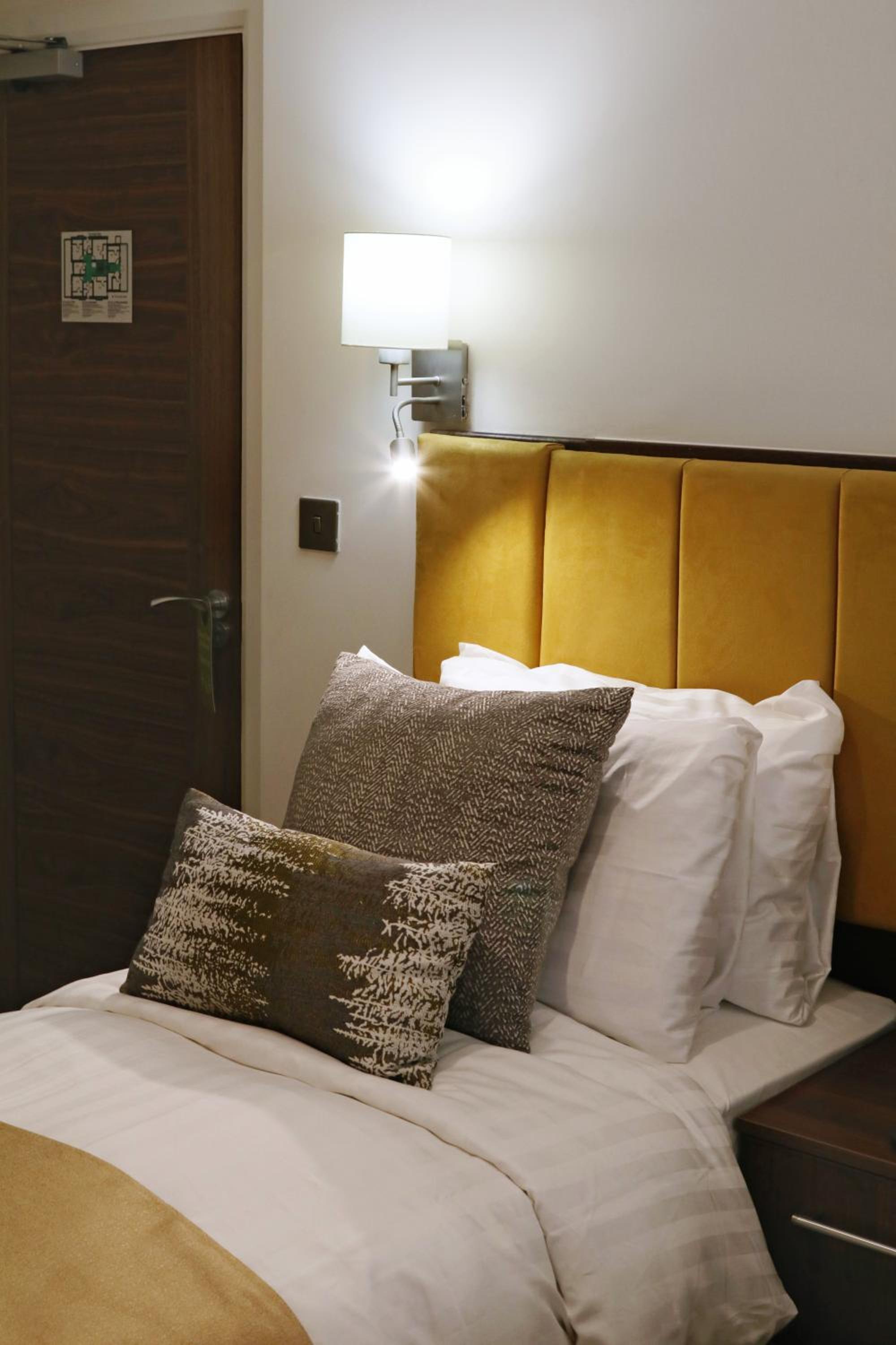 Single Room with Shared Shower and Toilet photo 2
