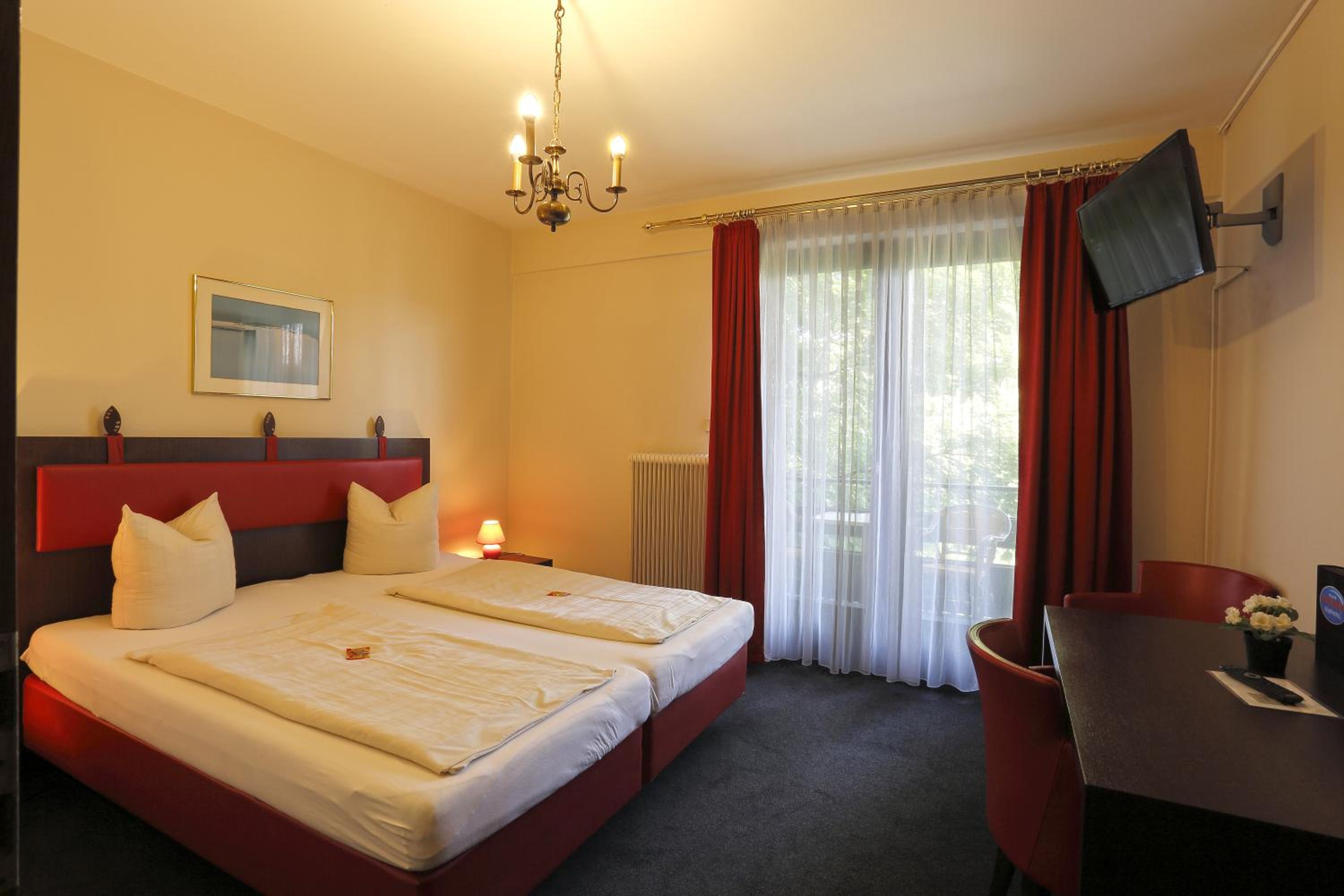 Double Room with Balcony - Photo 3
