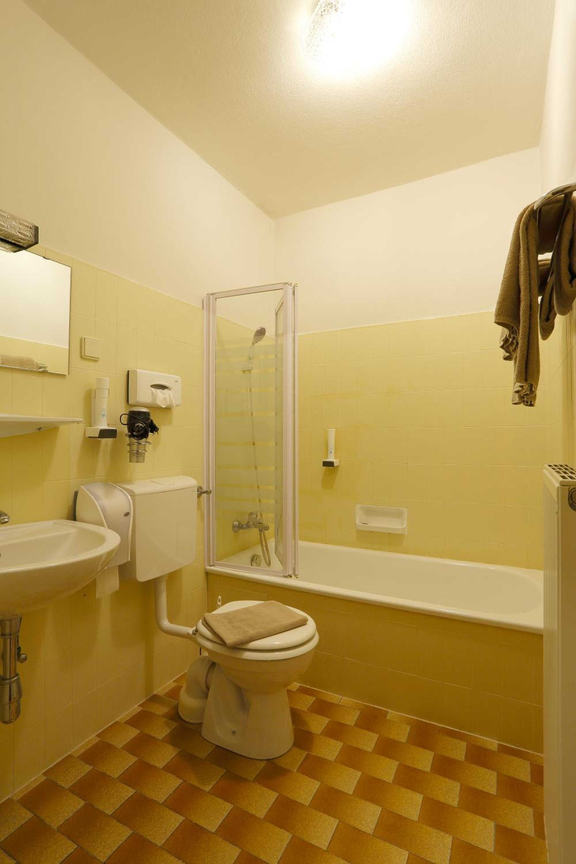 Double Room with Balcony - Photo 4