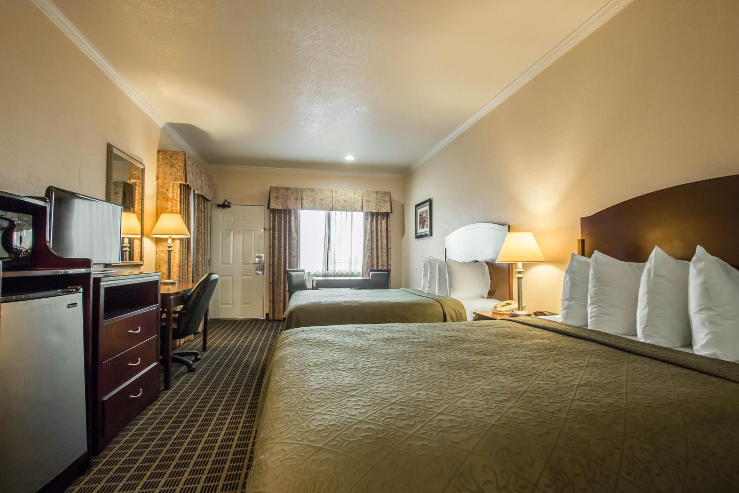 Standard Queen Room with Two Queen Beds - Non-Smoking - Photo 5