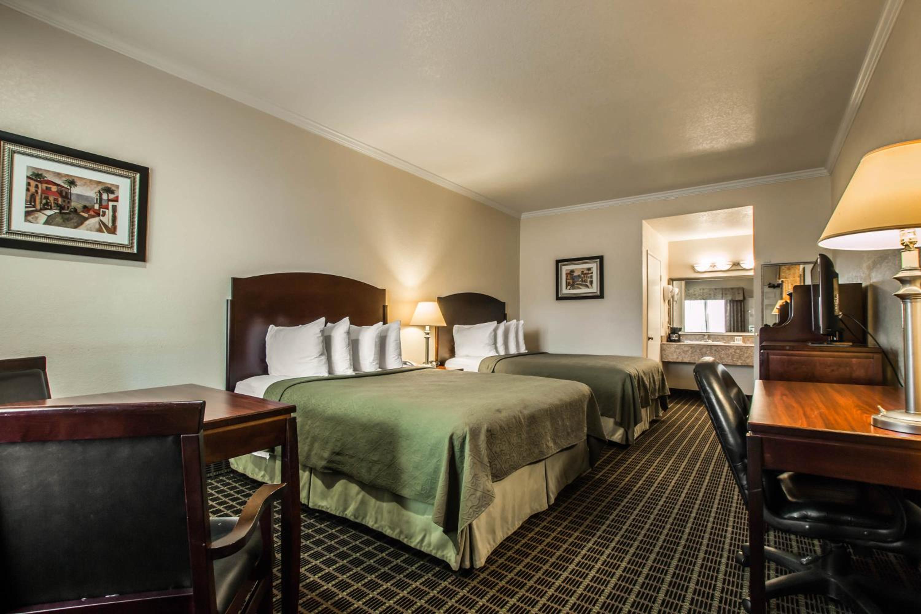 Standard Queen Room with Two Queen Beds - Non-Smoking - Photo 4
