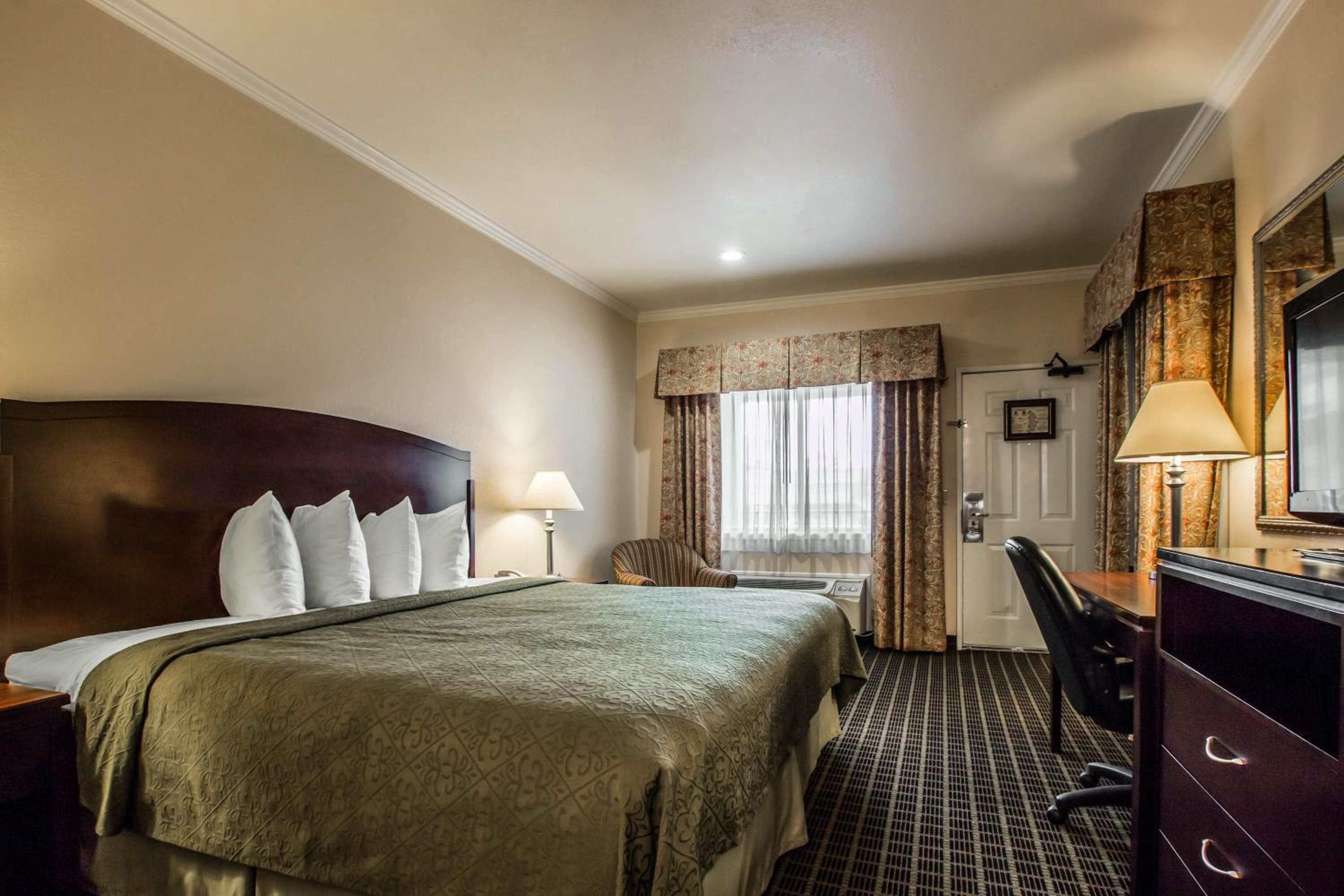 Standard King Room - Non-Smoking  - Photo 6