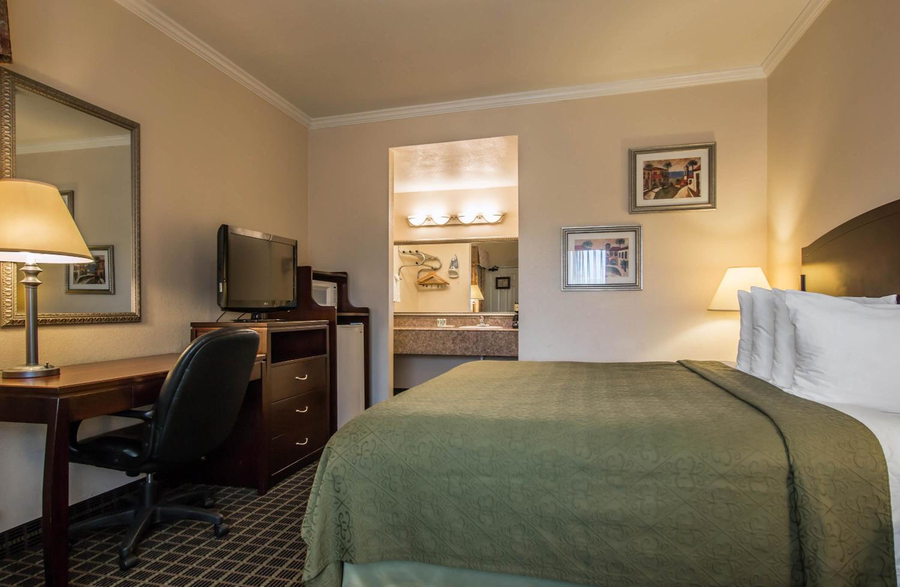 Standard Queen Room - Non-Smoking - Photo 8