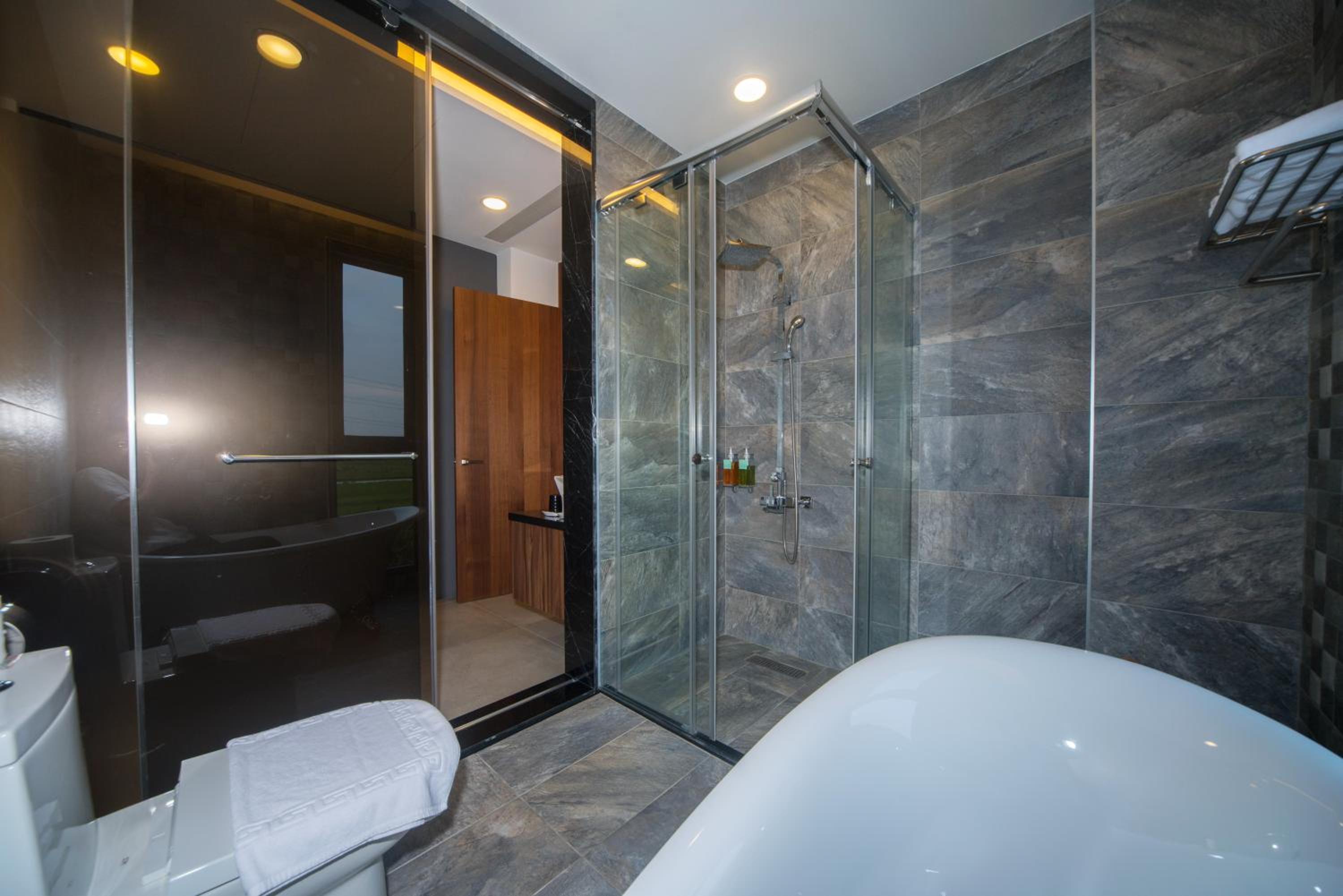 Quadruple Room with Bath - Photo 10