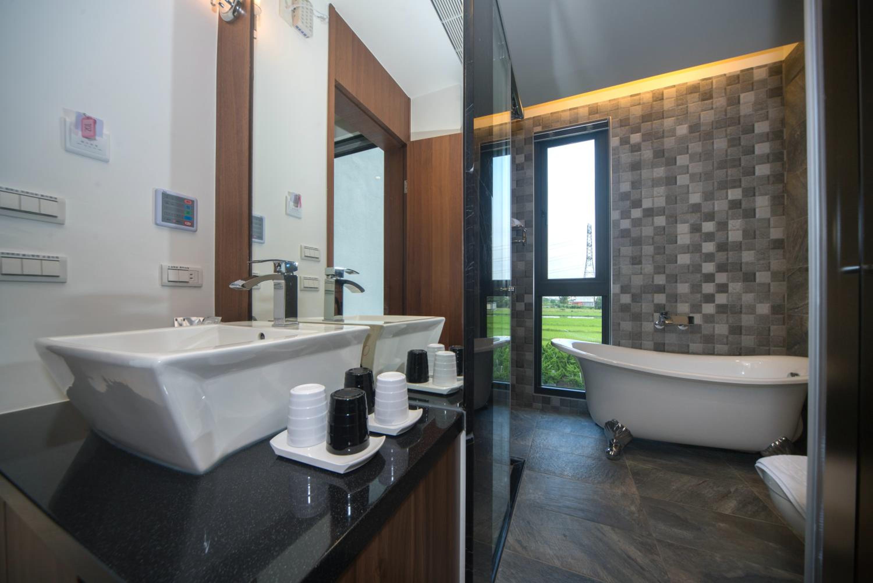 Quadruple Room with Bath - Photo 9