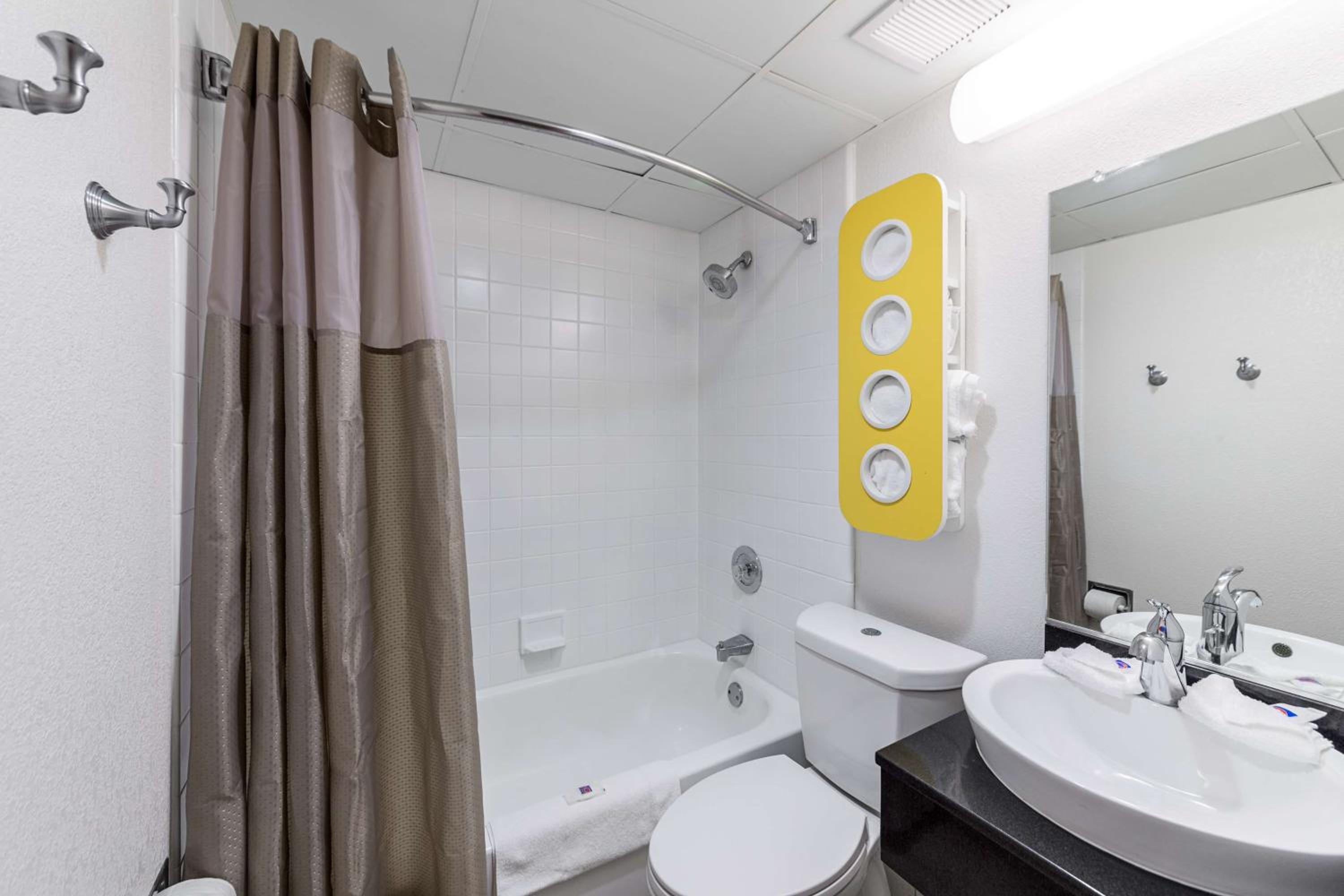 Quadruple Room - Non-Smoking - Photo 6