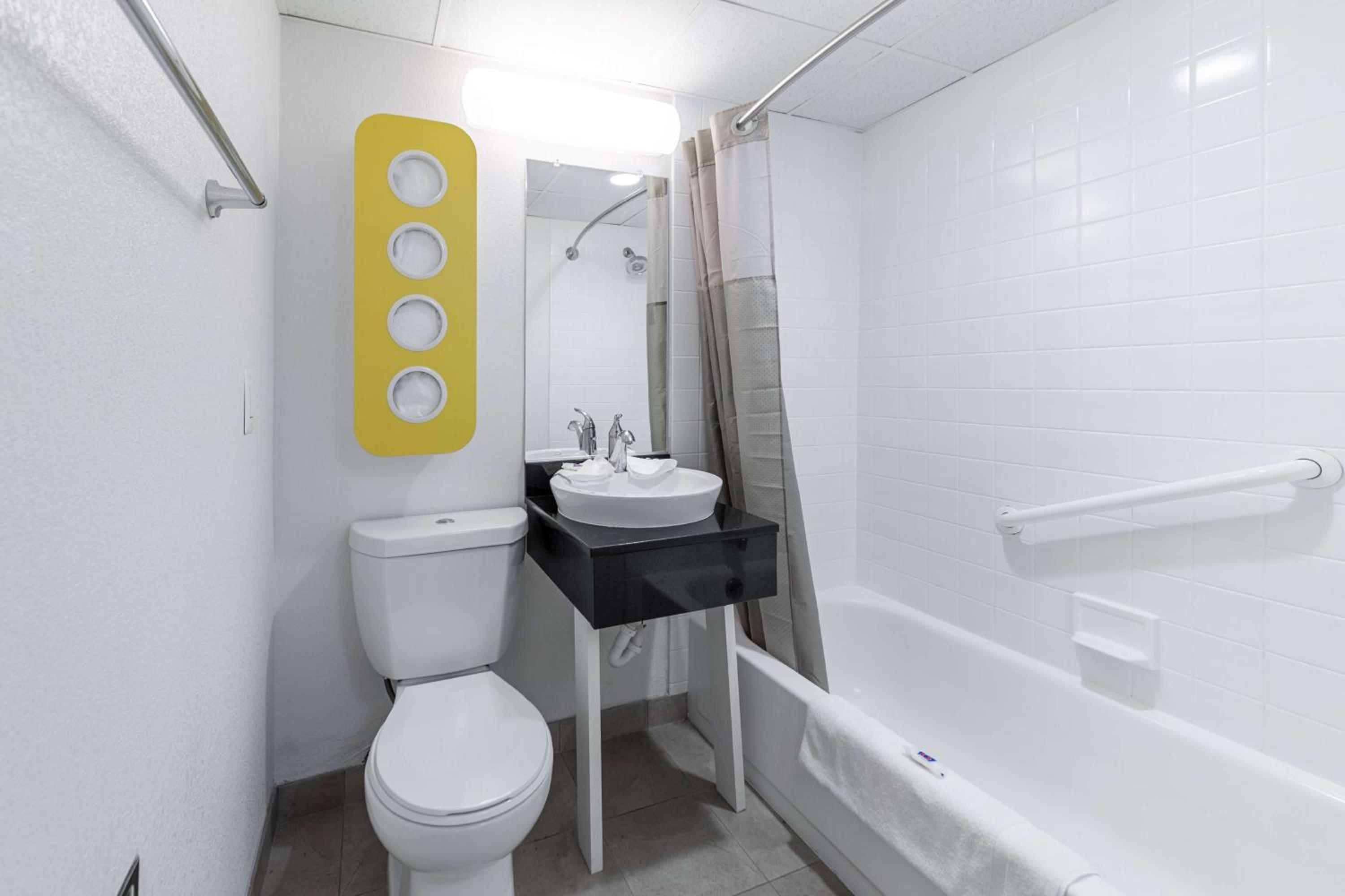 Quadruple Room - Non-Smoking - Photo 2