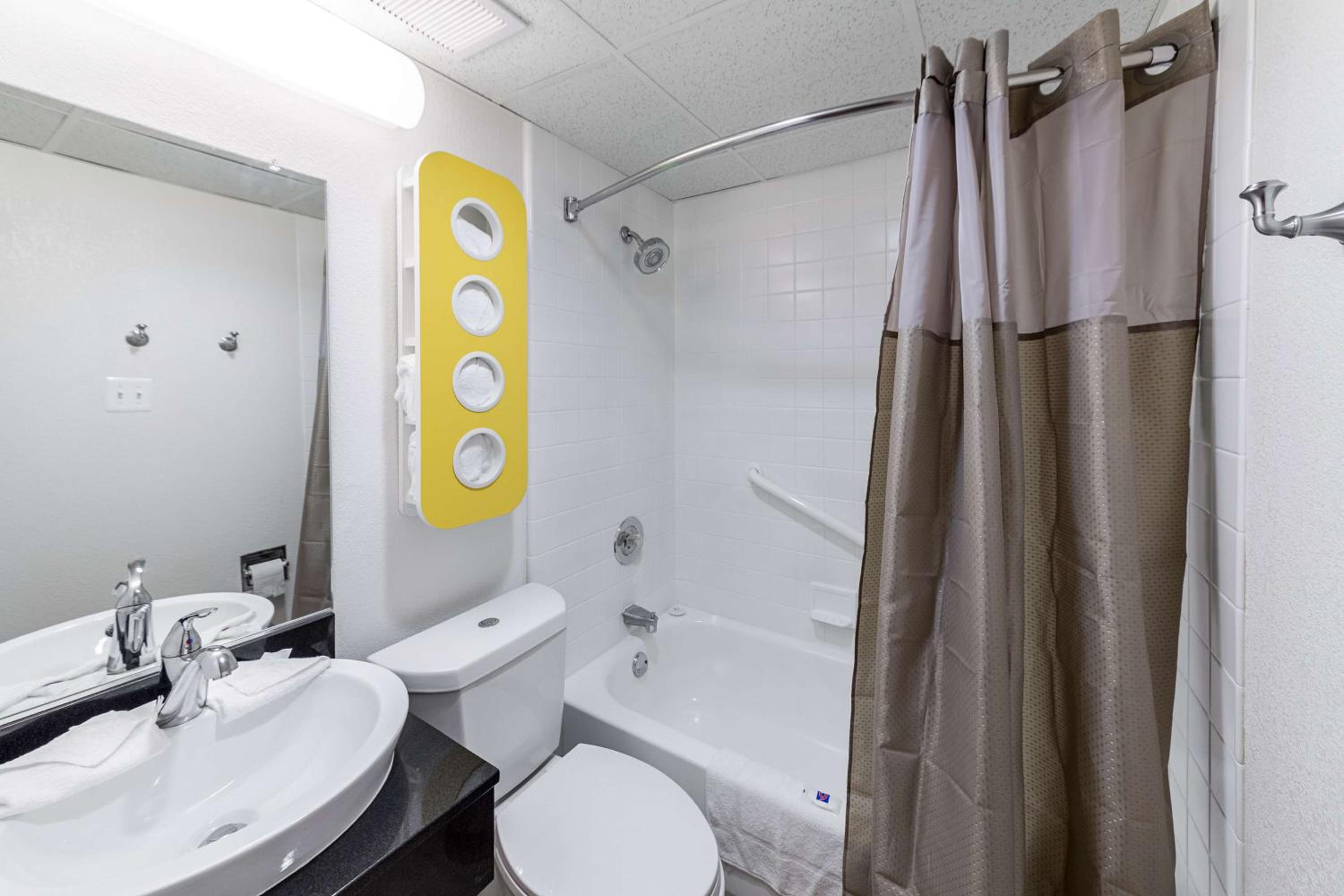 Quadruple Room - Non-Smoking - Photo 7