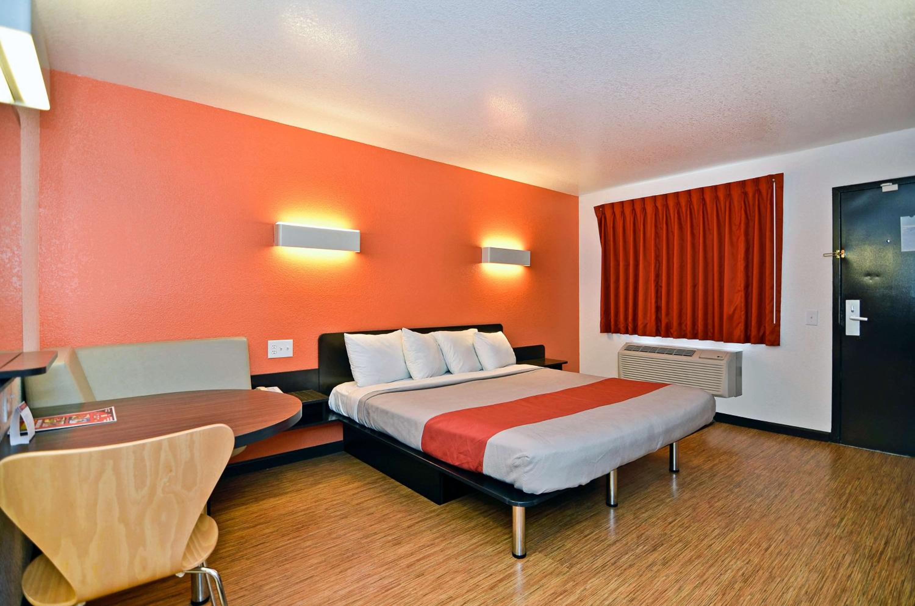 King Room - Non-Smoking - Photo 4