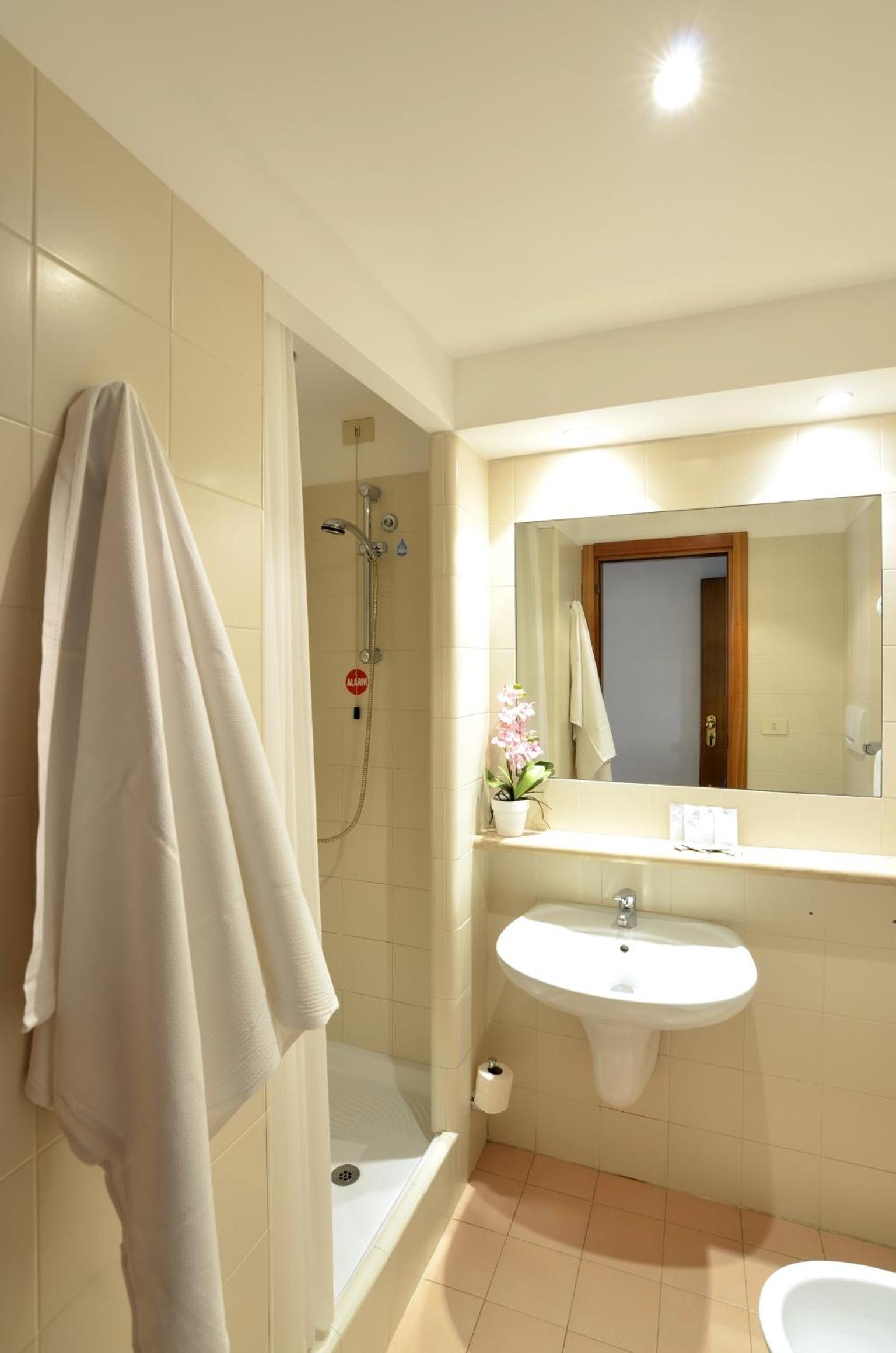 Classic Quadruple Room photo 2