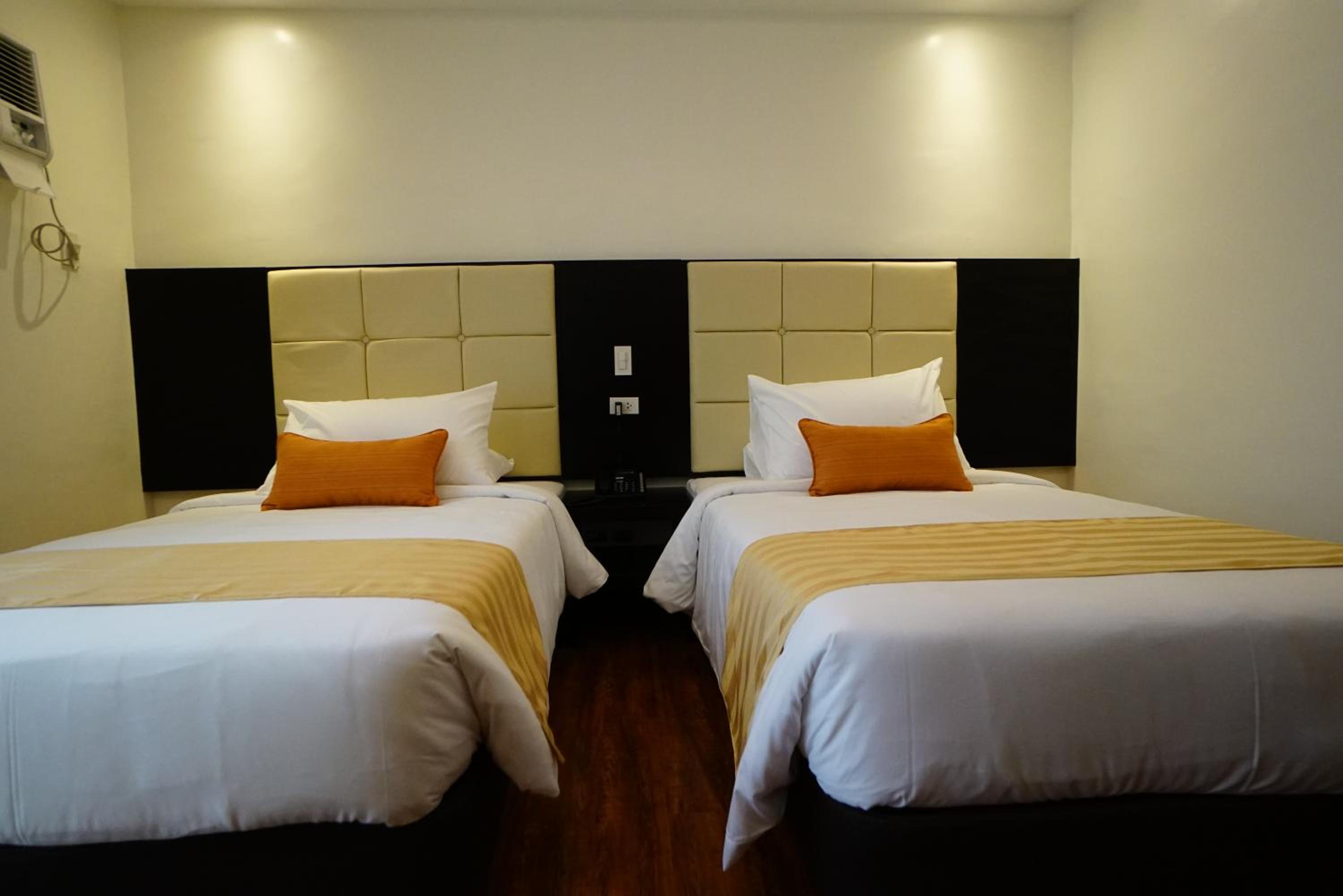 Standard Double or Twin Room - Photo 12