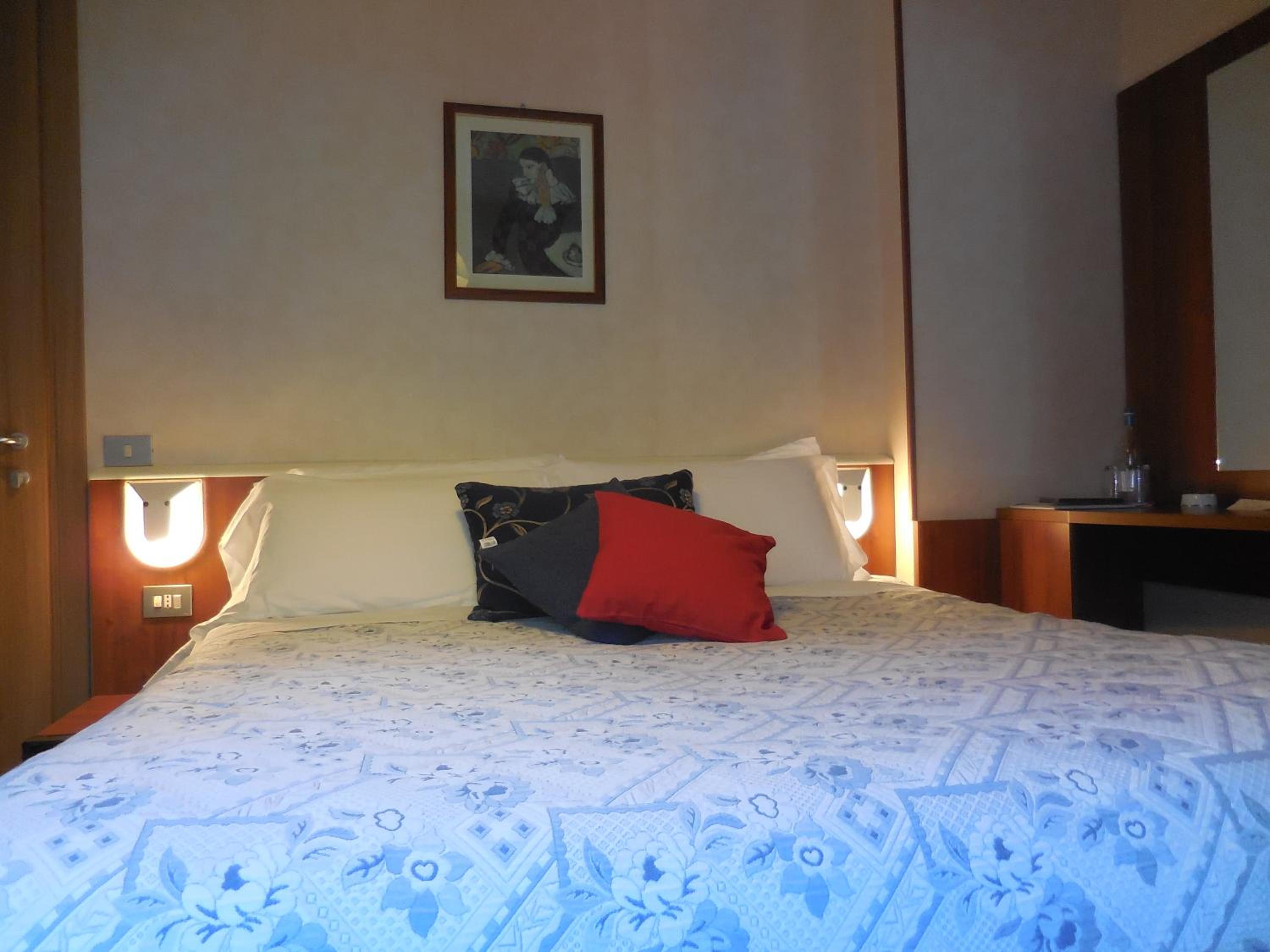 Double or Twin Room with Bathroom - Photo 2