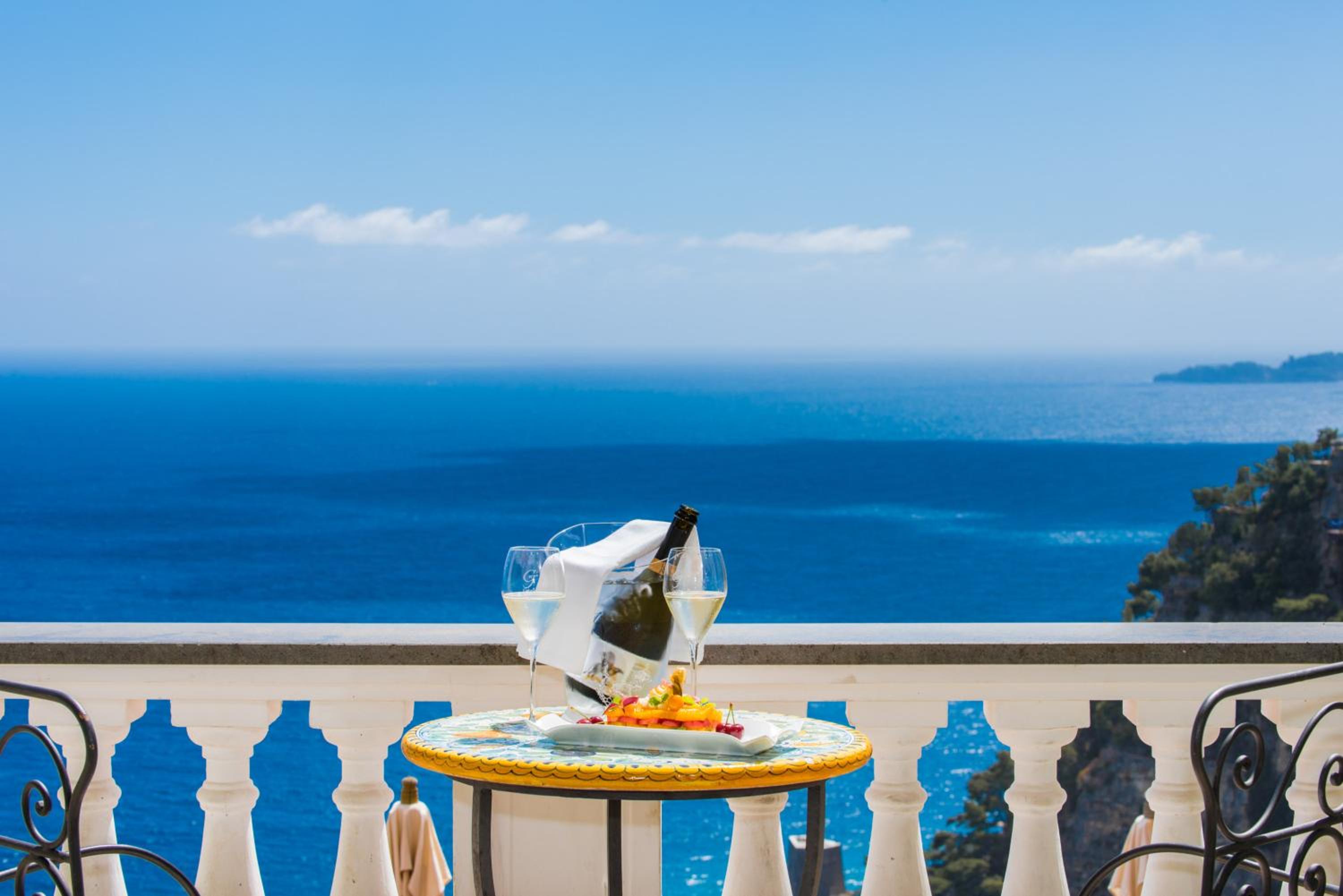 Superior Suite with Sea View - Photo 2