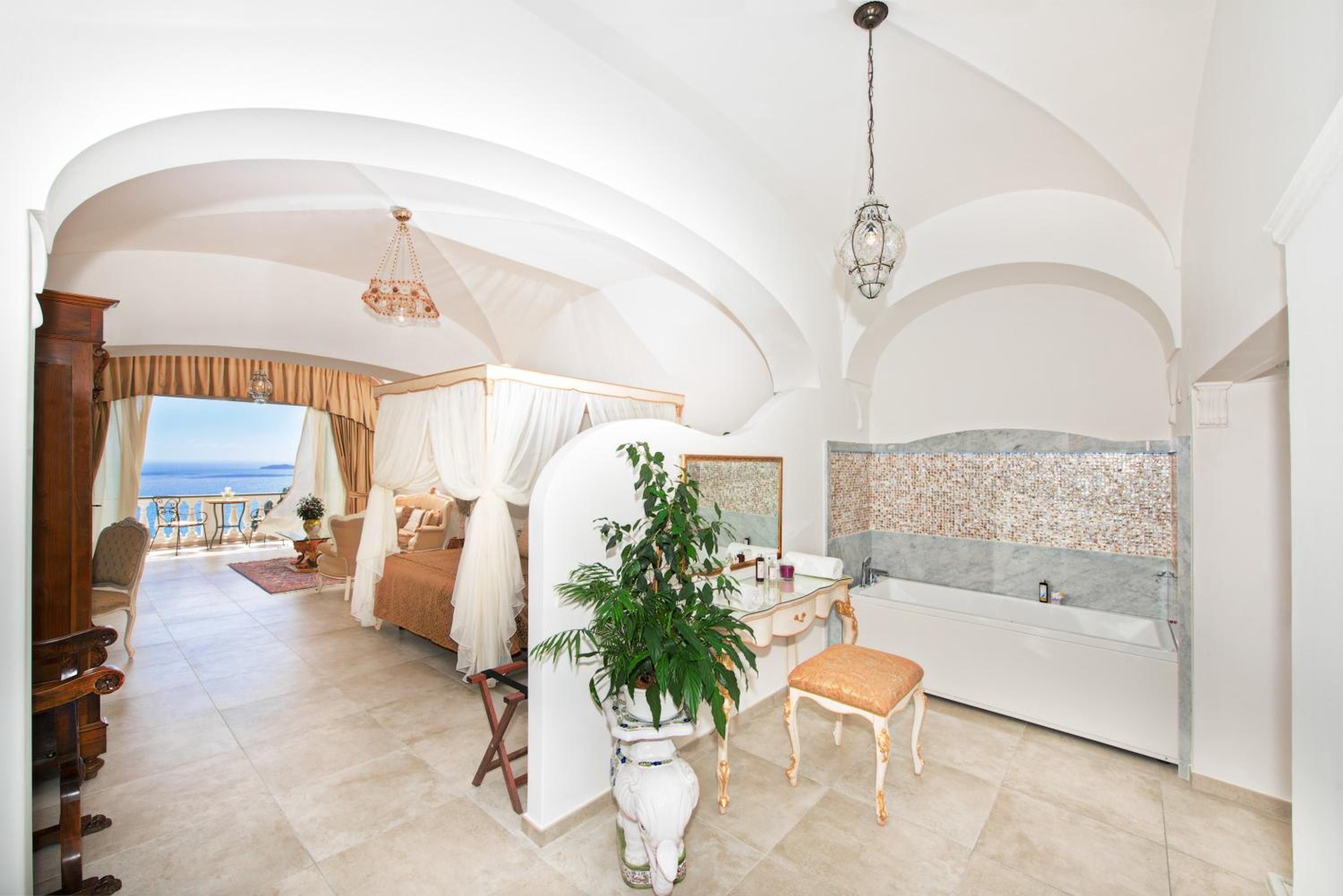 Superior Suite with Sea View - Photo 4