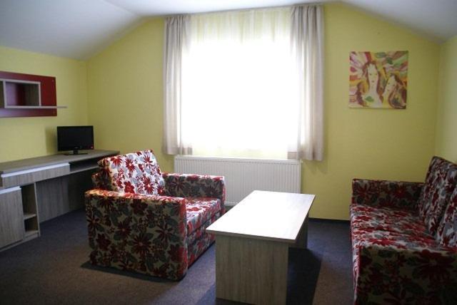 Suite - Photo 1