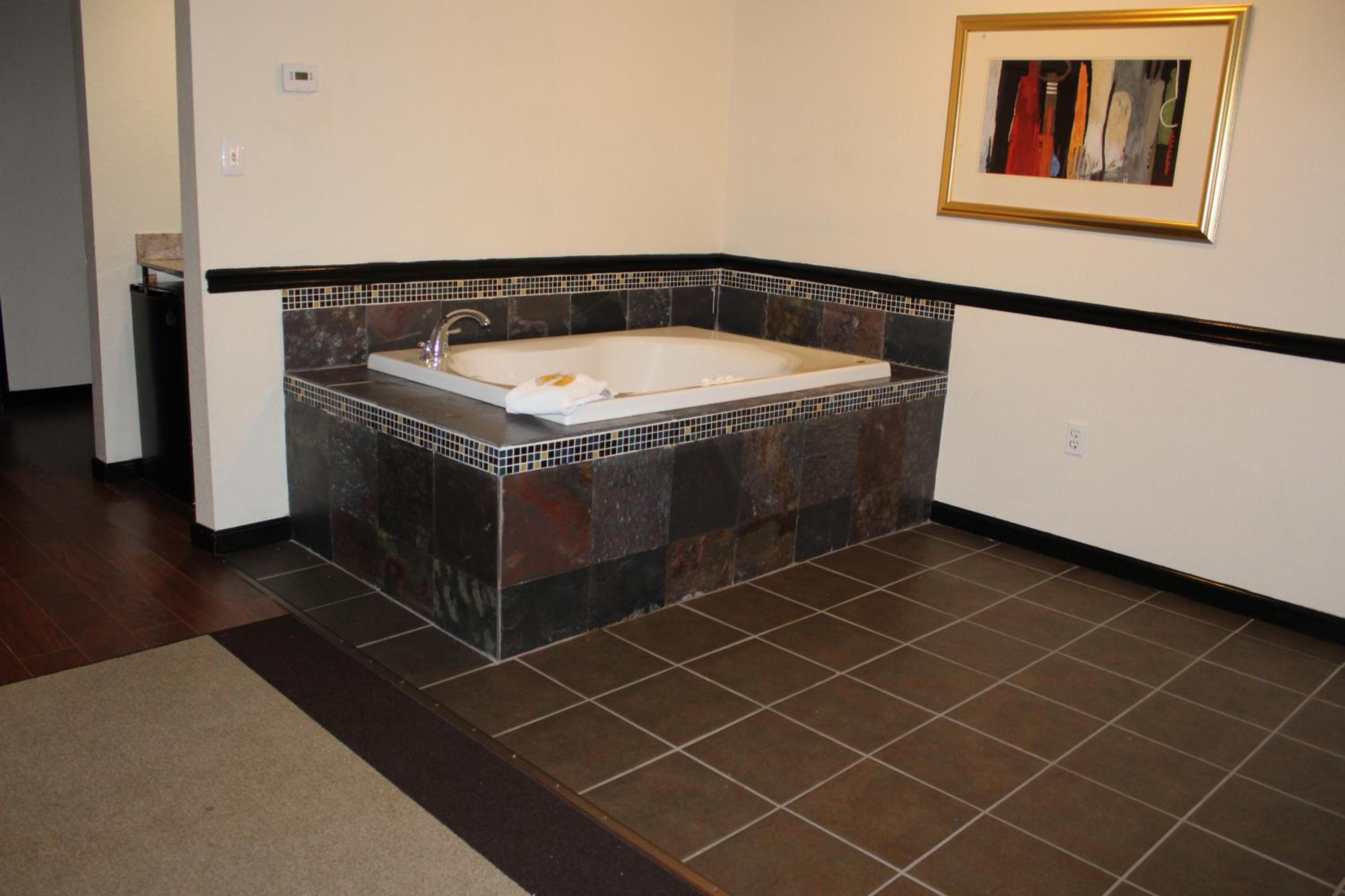 King Room with Spa Bath - Photo 2