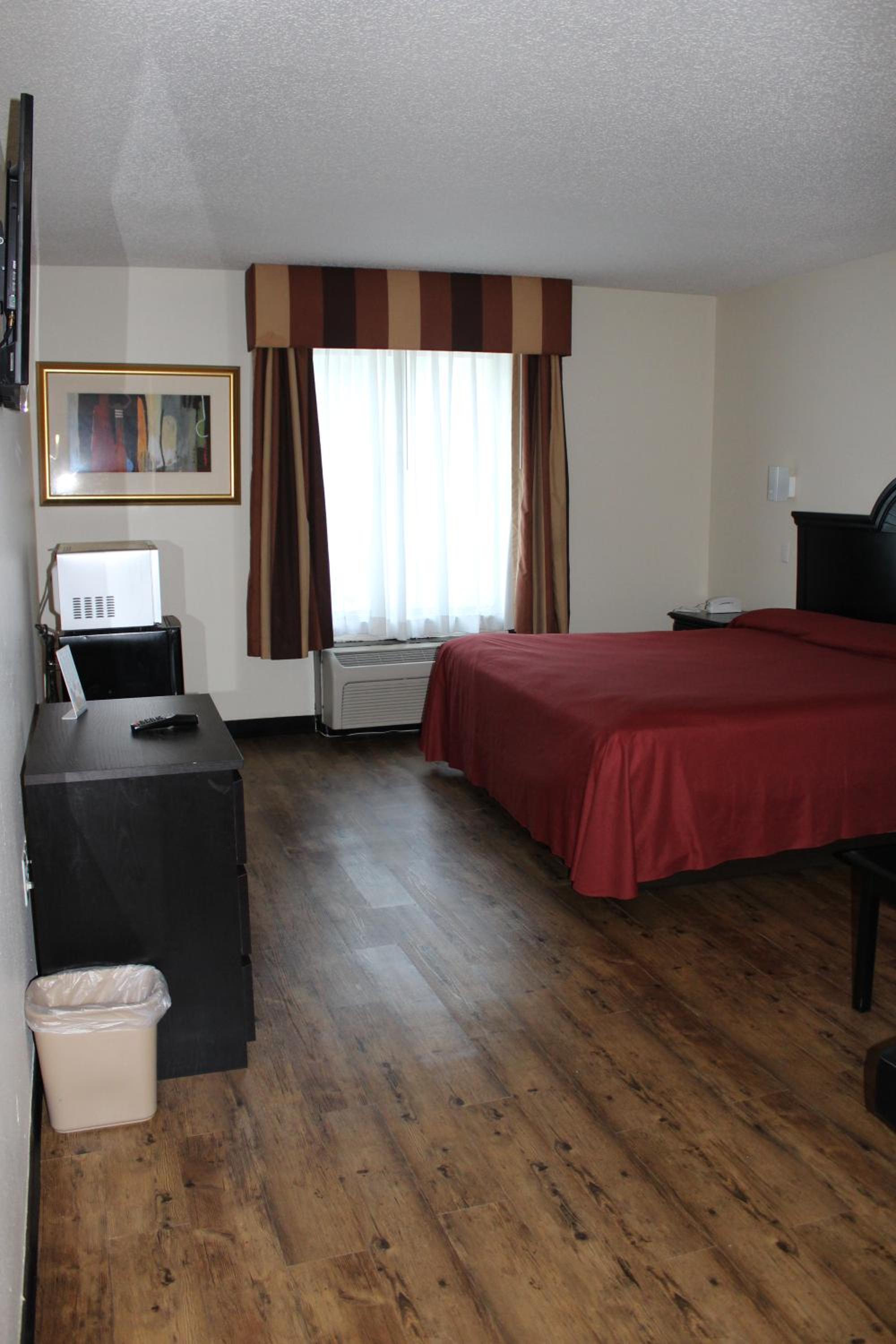 Deluxe King Suite - Photo 2