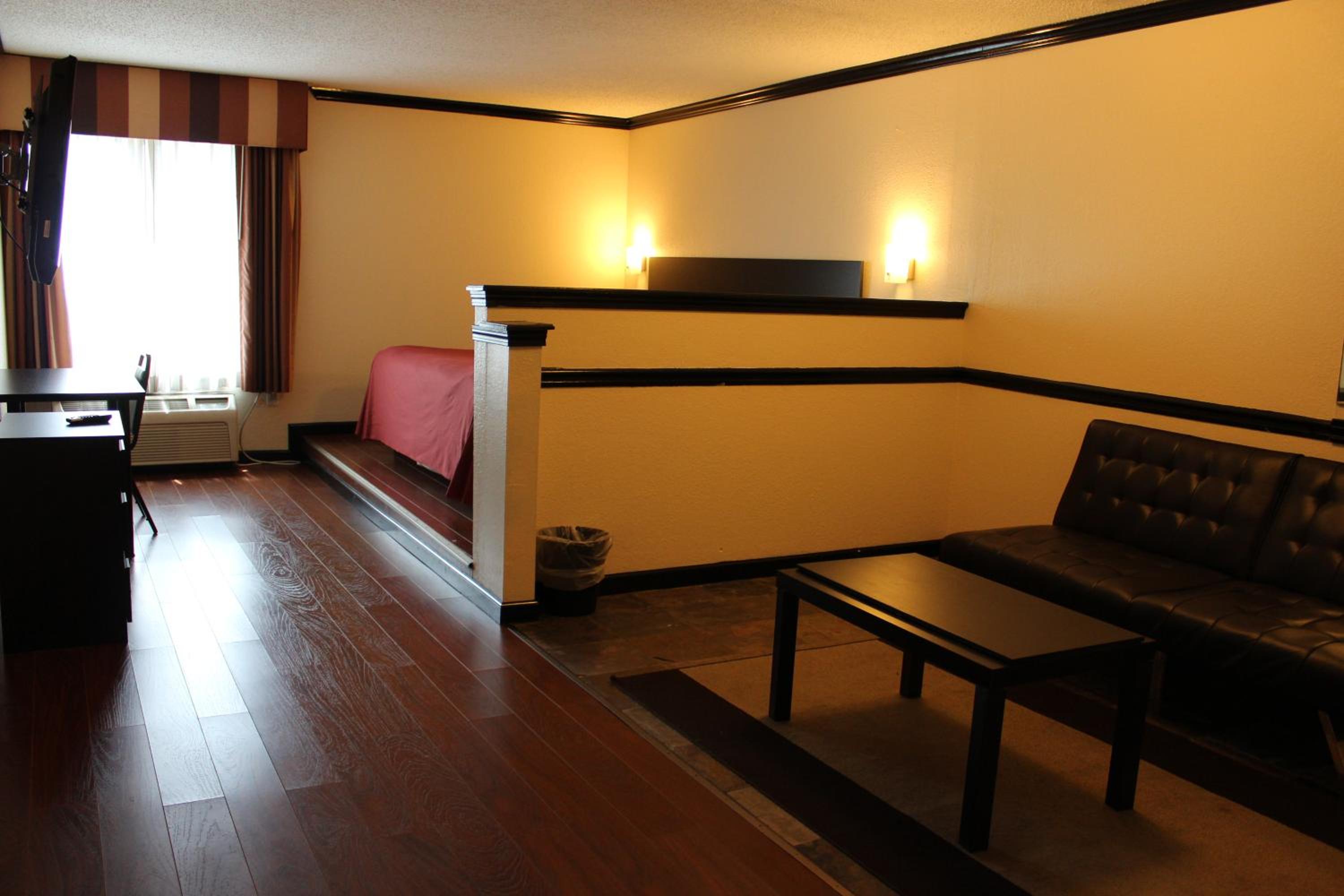 Deluxe King Suite - Photo 4