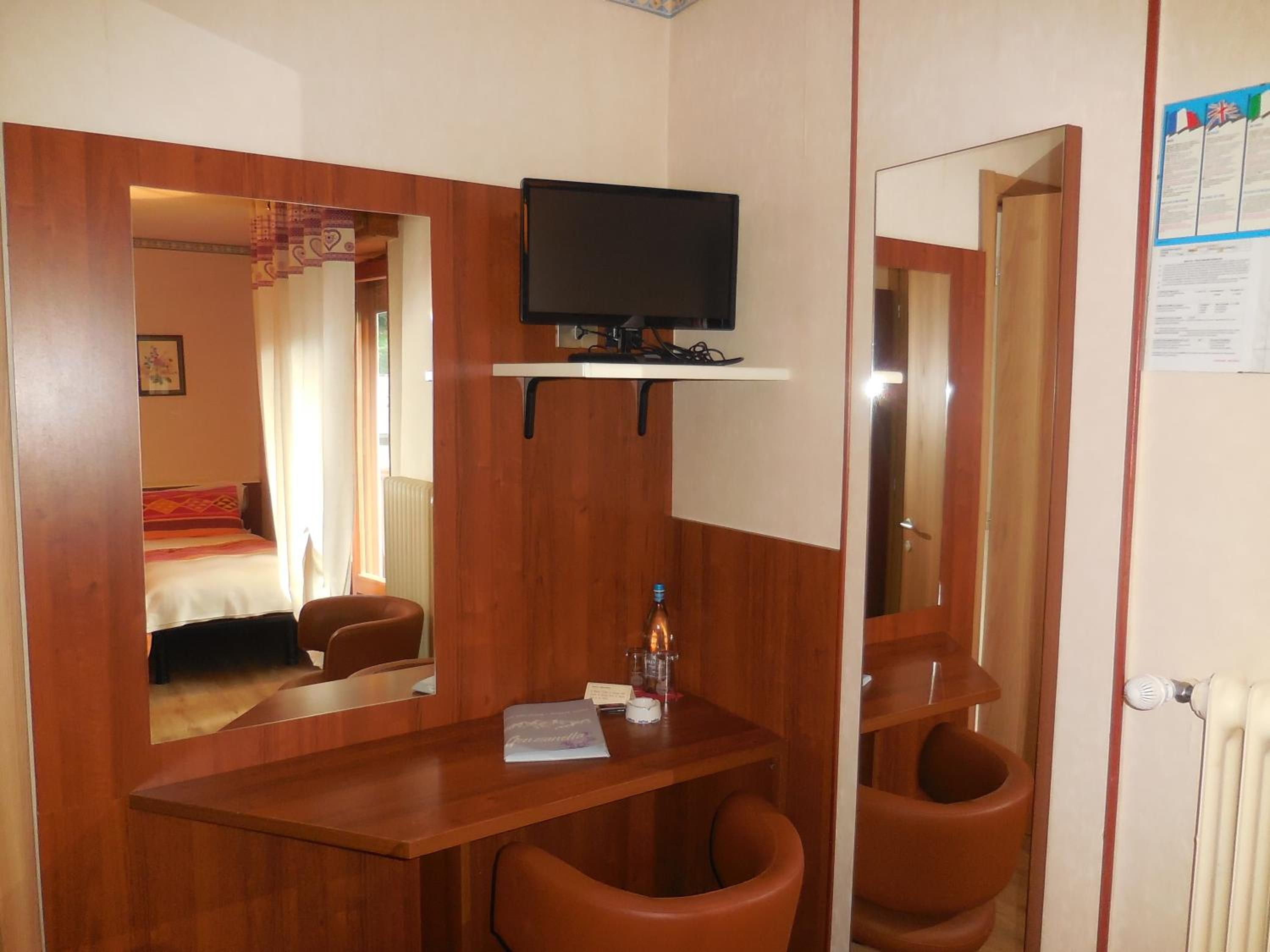 Double or Twin Room with Bathroom - Photo 4