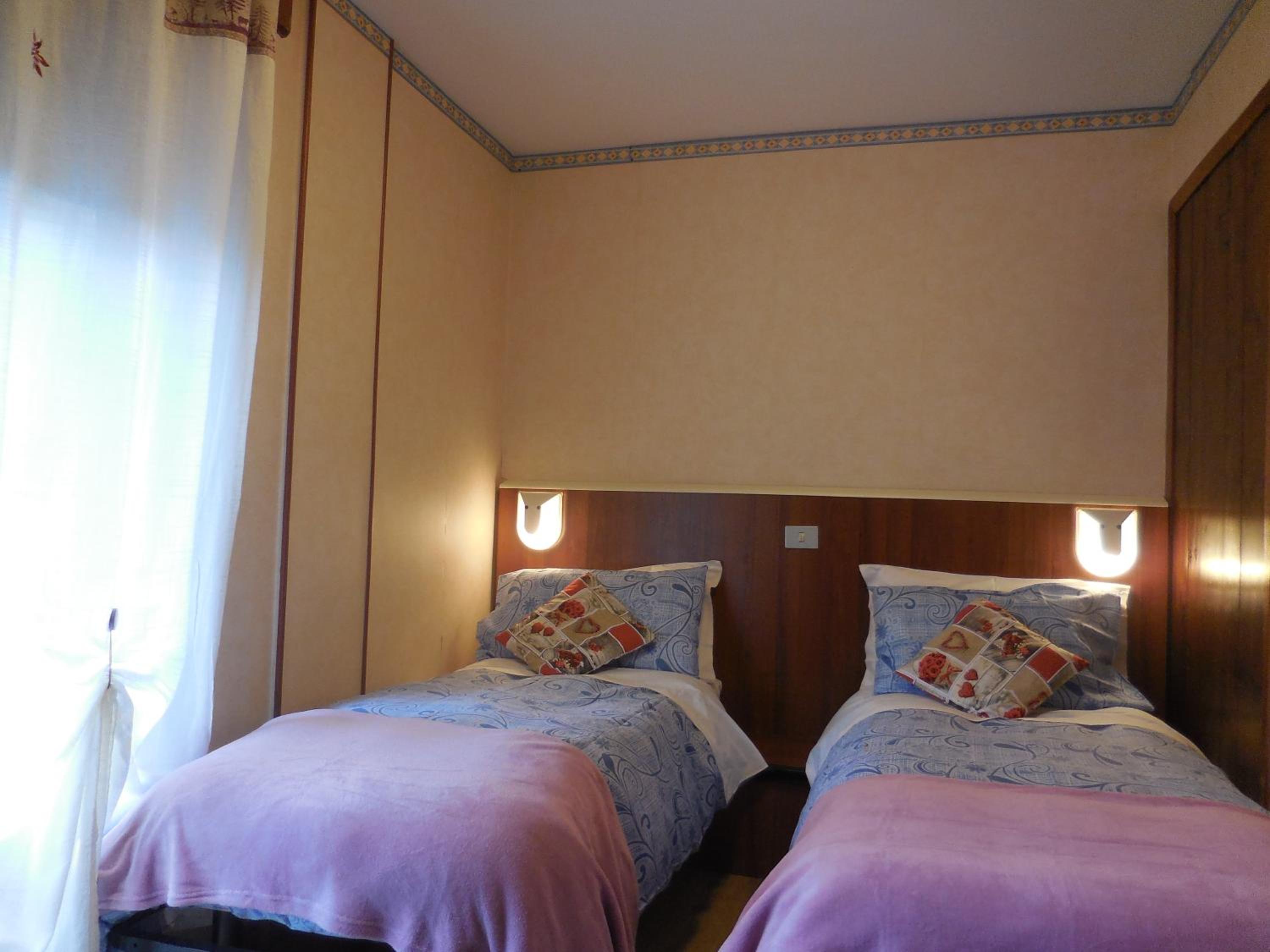 Double or Twin Room with Bathroom - Photo 5