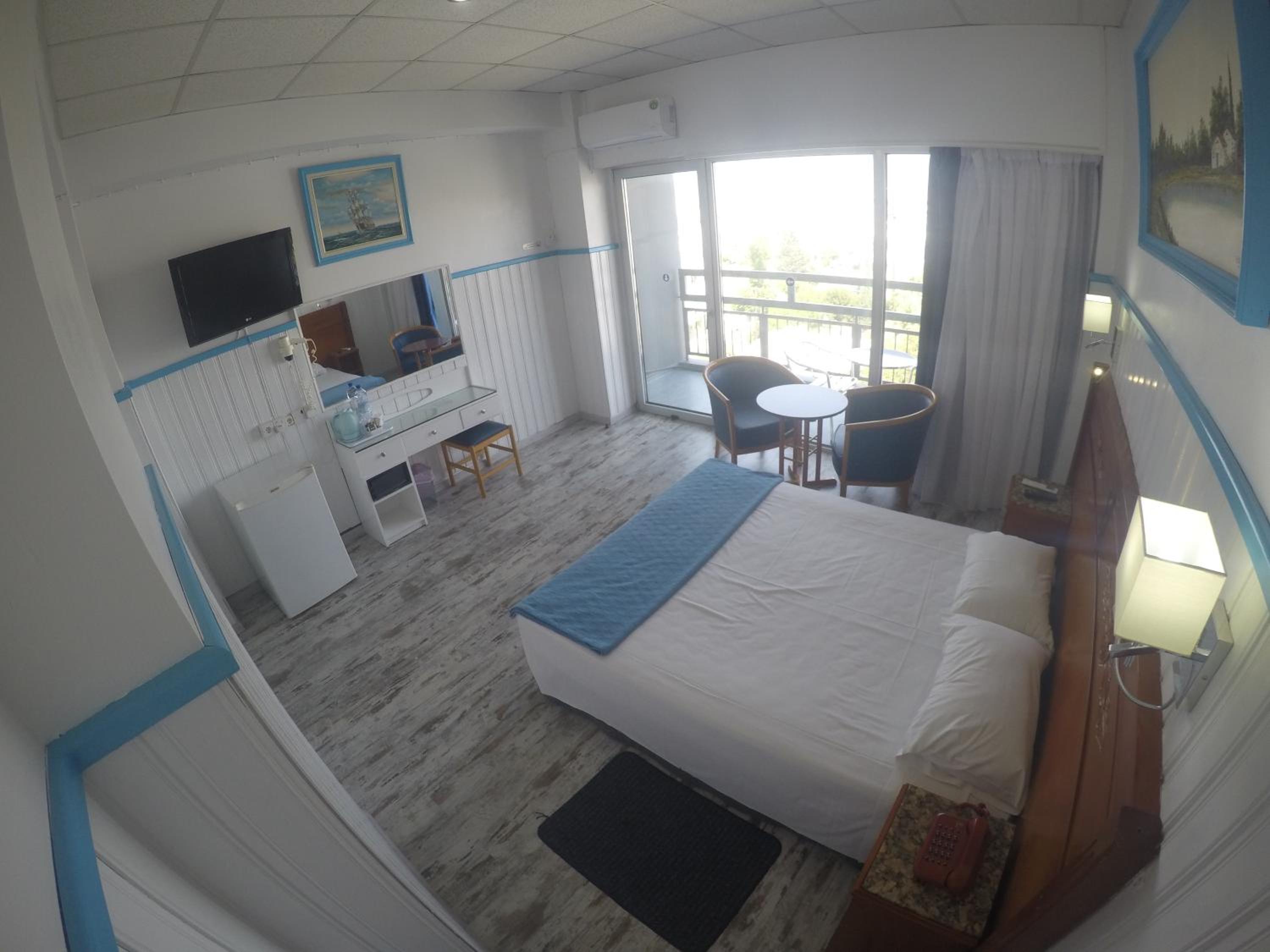 Double Room with Balcony - Photo 6